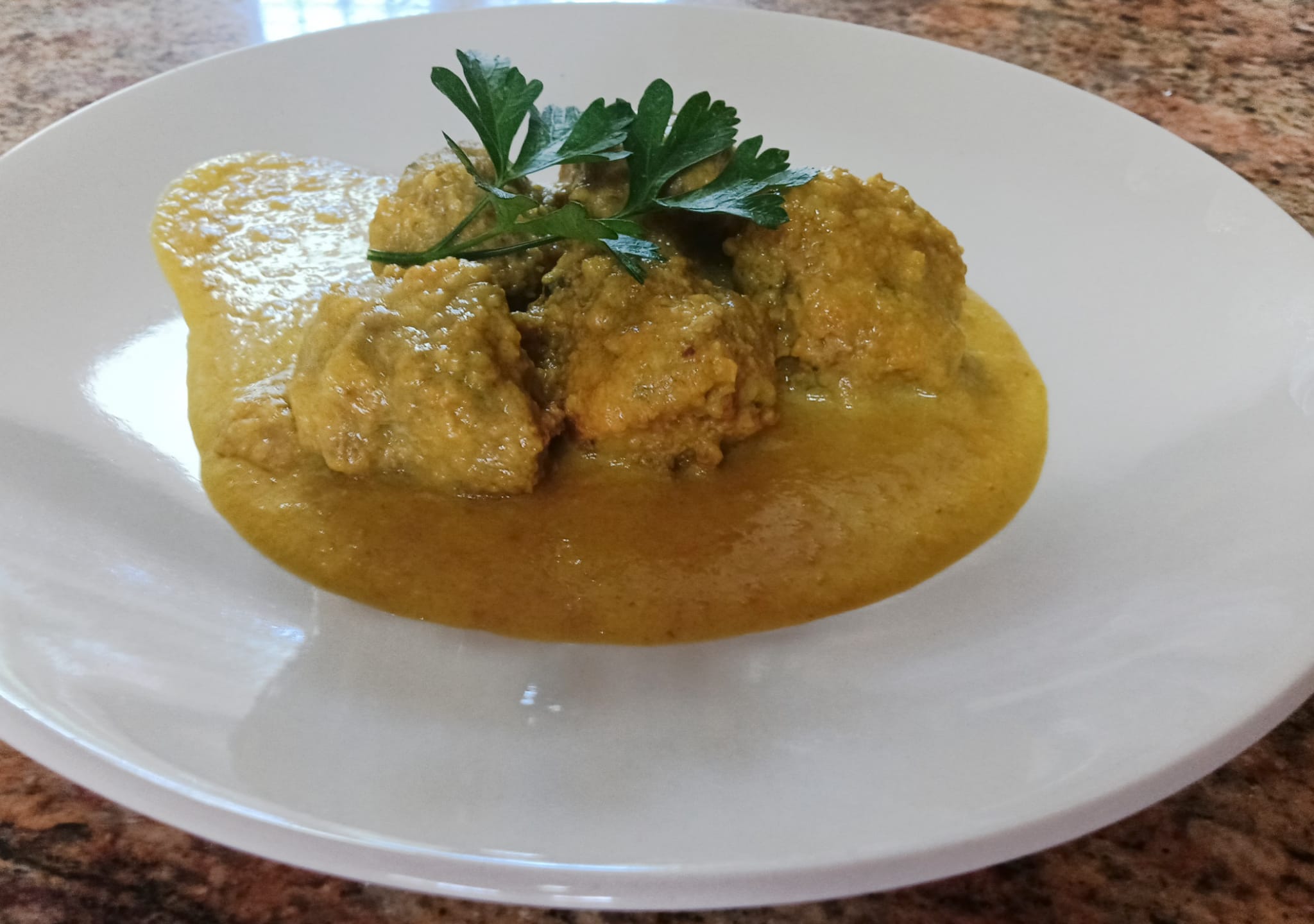 Albóndigas en salsa de almendras