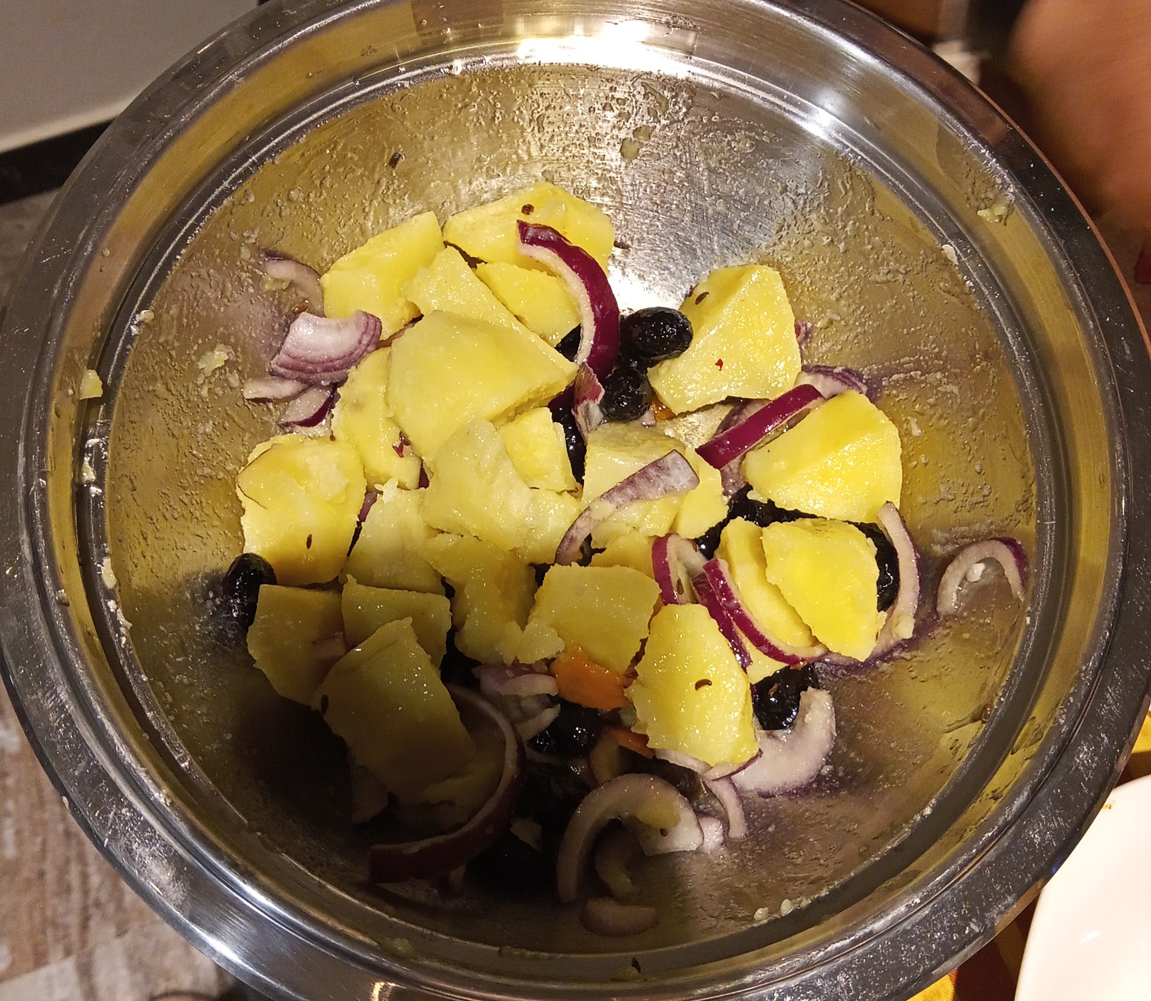 Insalata patate olive e cipolla