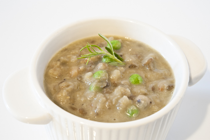 Zuppa di lenticchie con orzo , fagioli e piselli