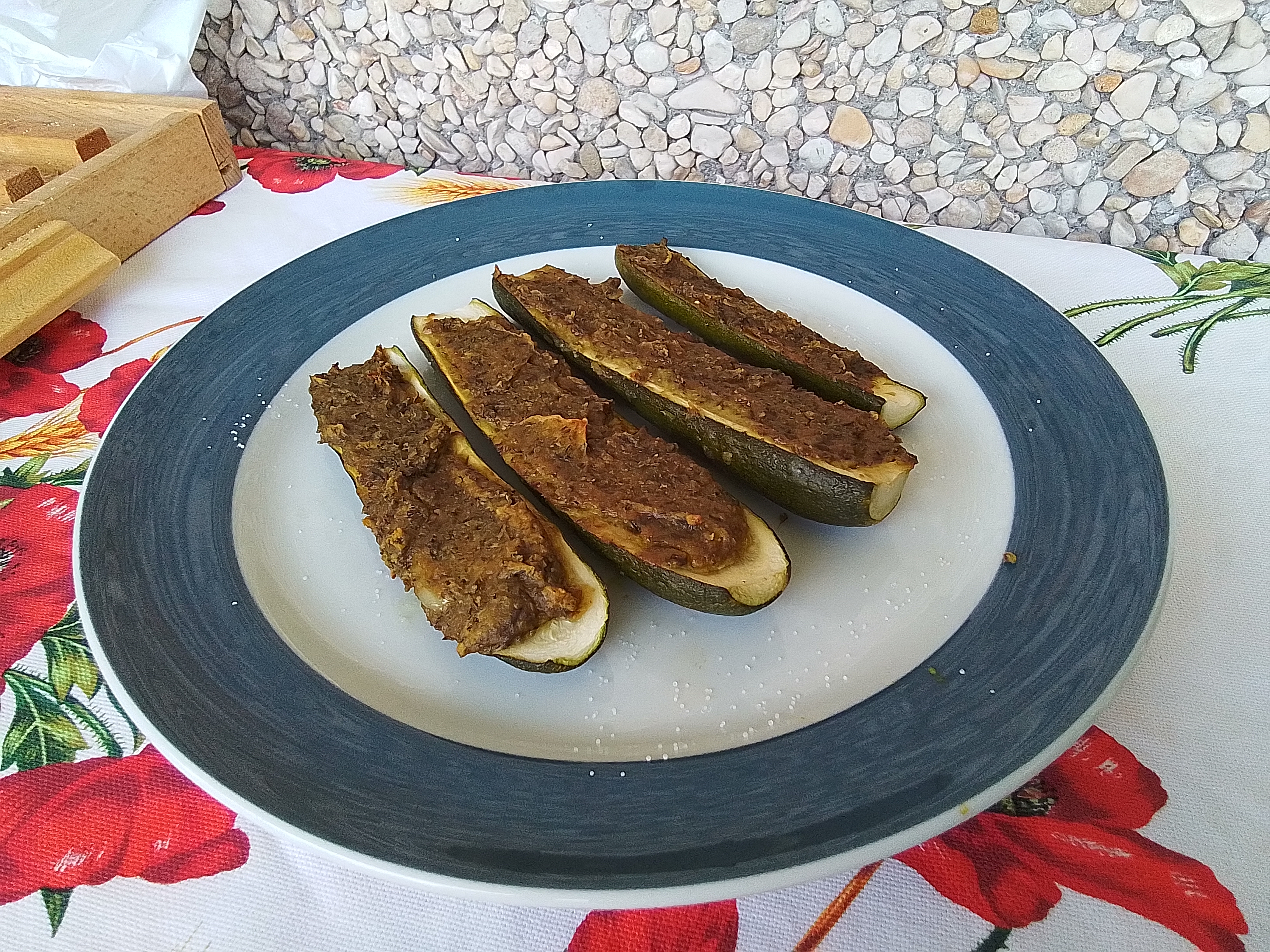 Zucchine ripiene con formaggio e lenticchie
