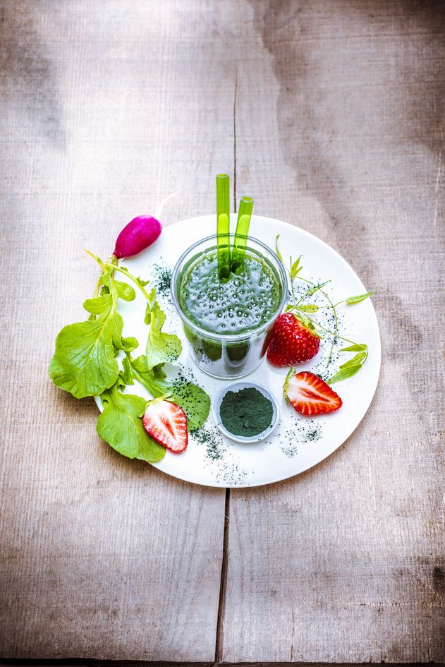 Smoothie de hojas y tallos rábanos, fresas, plátanos y leche de almendras