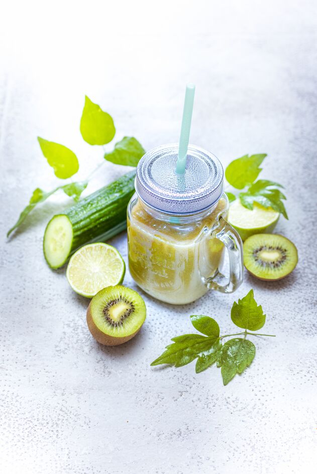 Smoothie van komkommer, kiwi, appel en citroen
