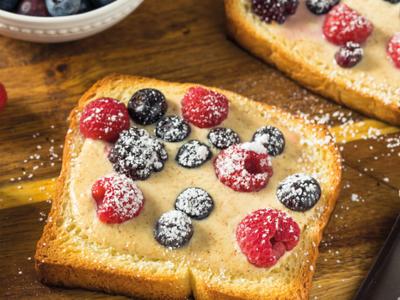 Pan brioche tostato con yogurt greco e frutti rossi