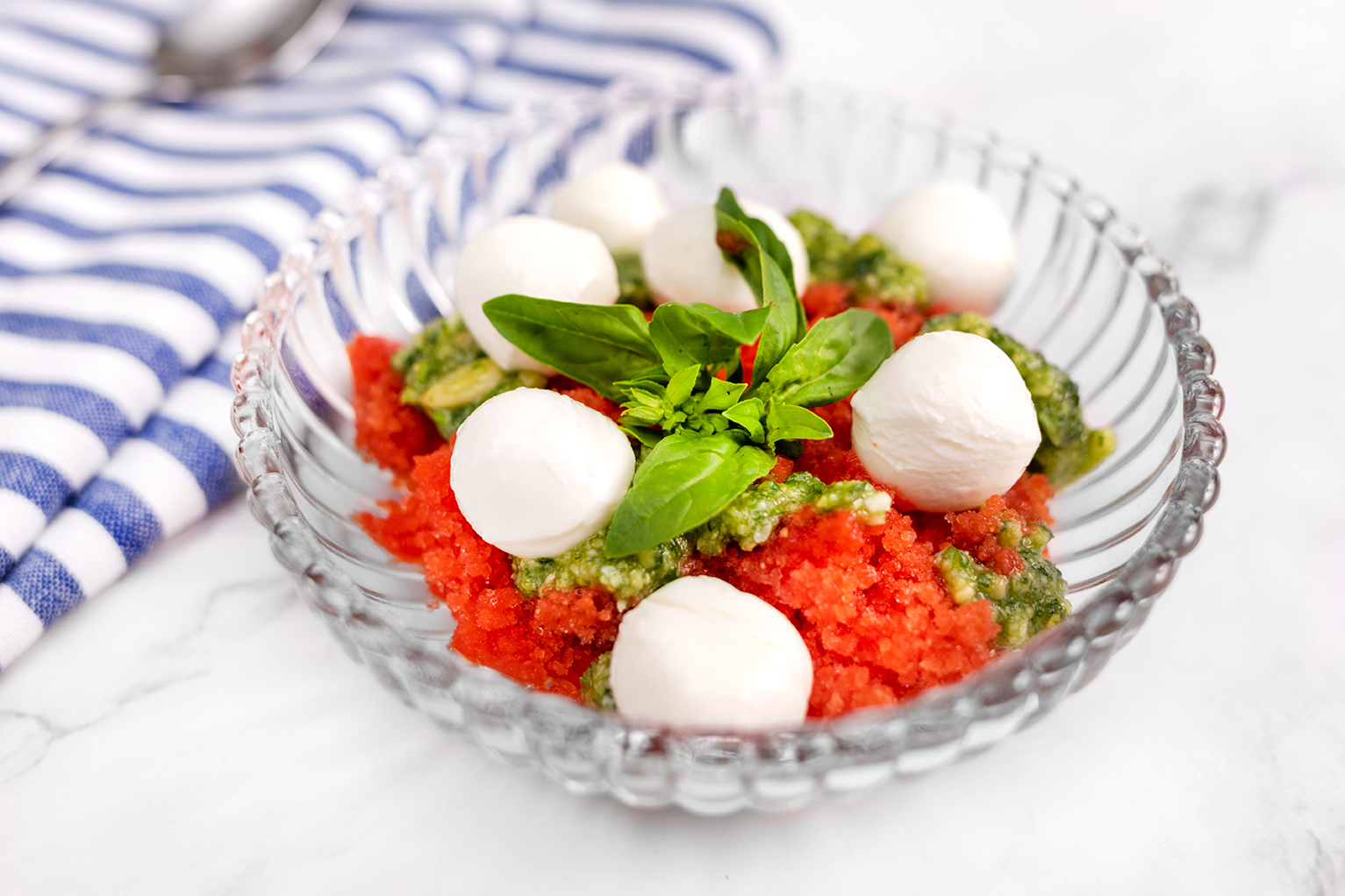 Granizado de tomate con mozzarella y pesto
