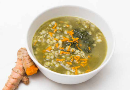 Zuppa di orzo e curcuma