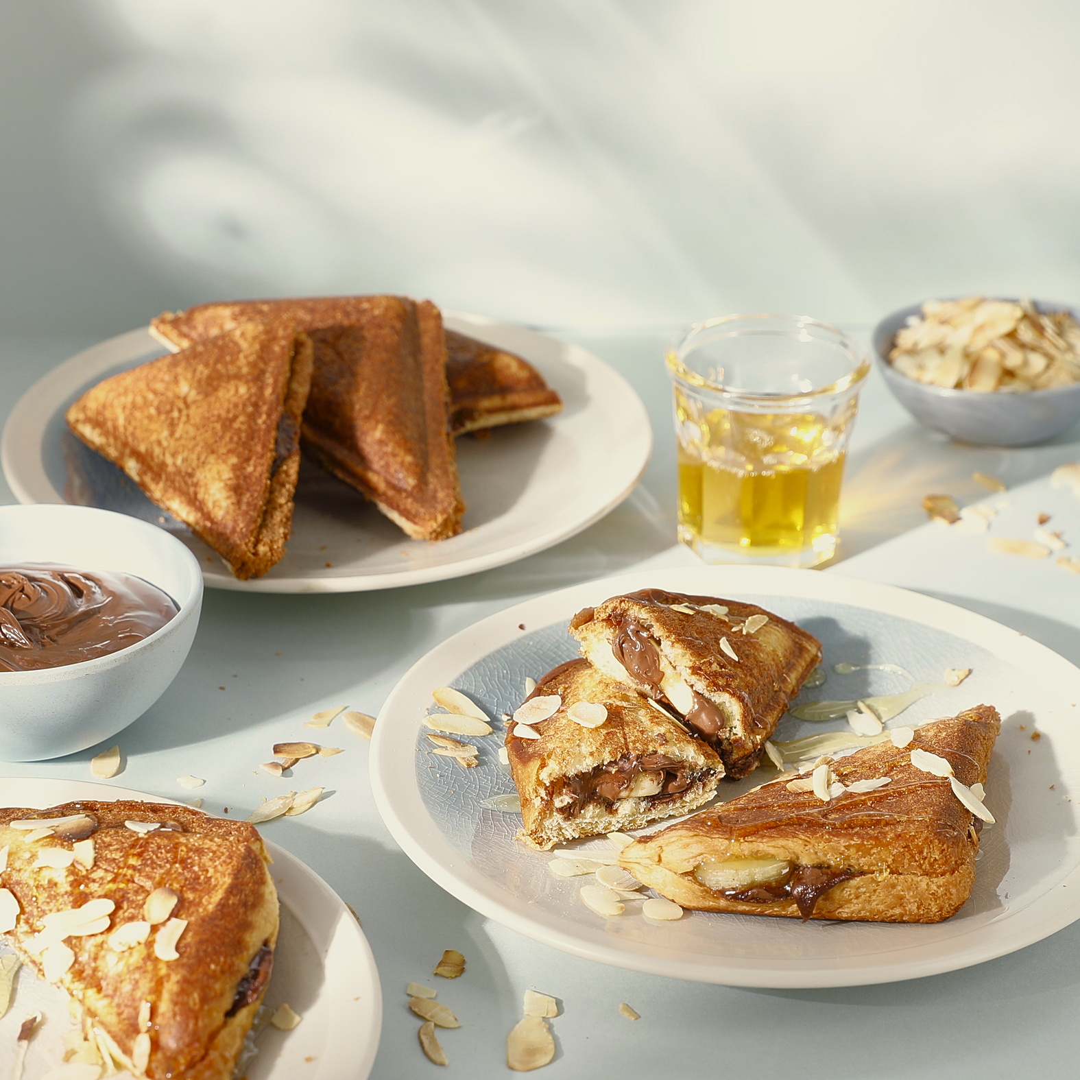 Getoastetes Brioche-Sandwich mit Banane und Schokolade