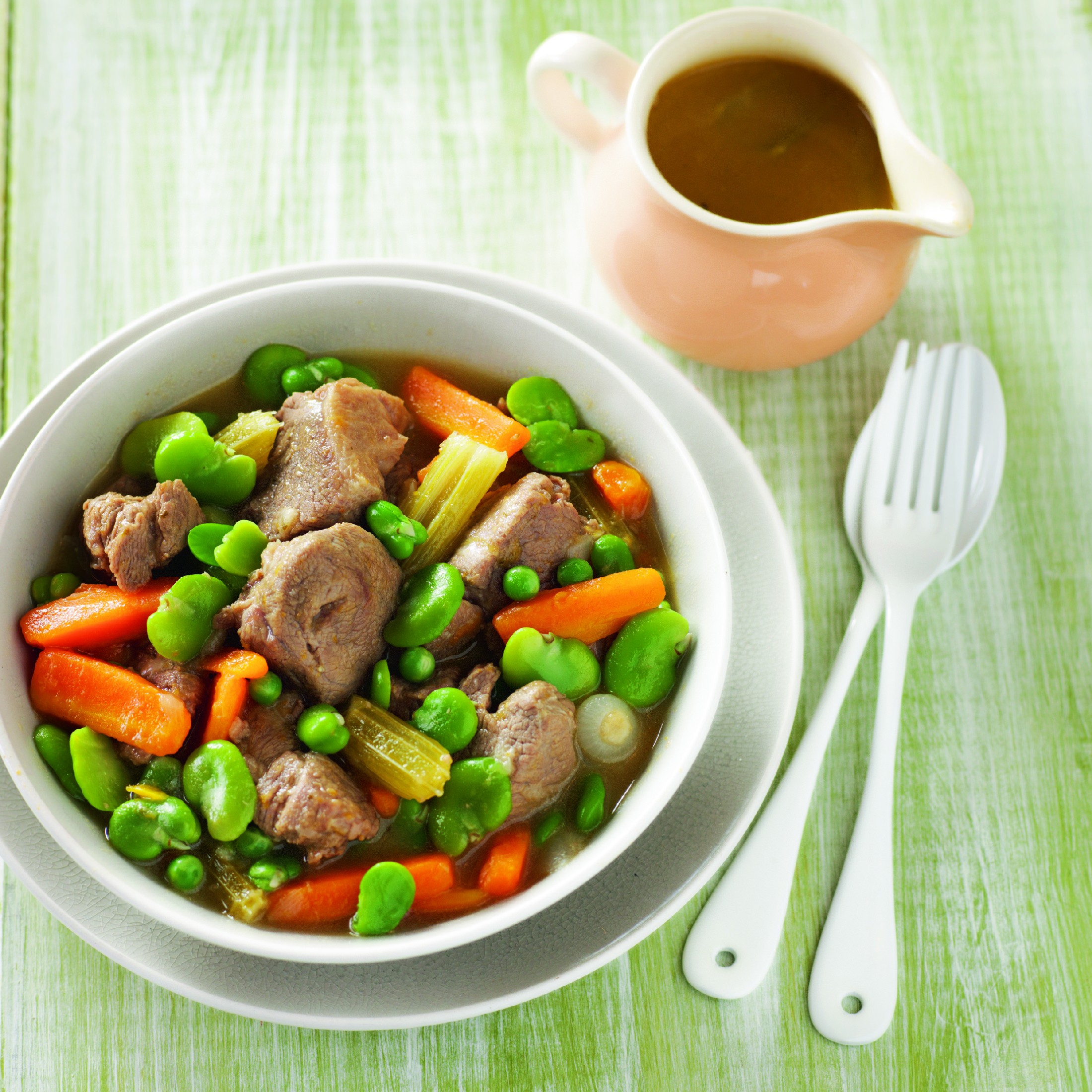 Cordero con verduras de primavera