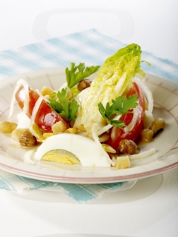 Holländischer Salat mit Croutons und gebratenen Nüssen
