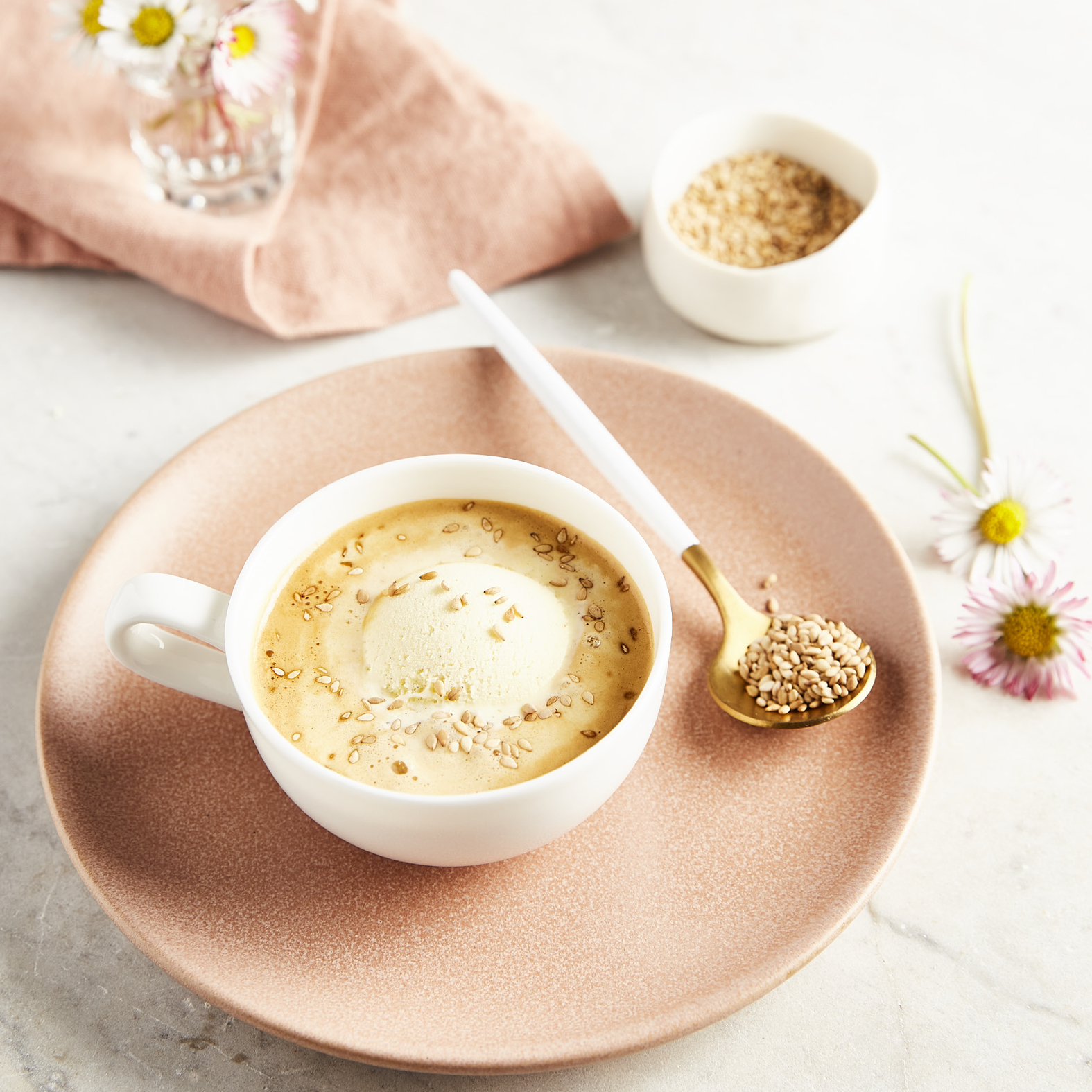 Affogato met vanille roomijs en sesam