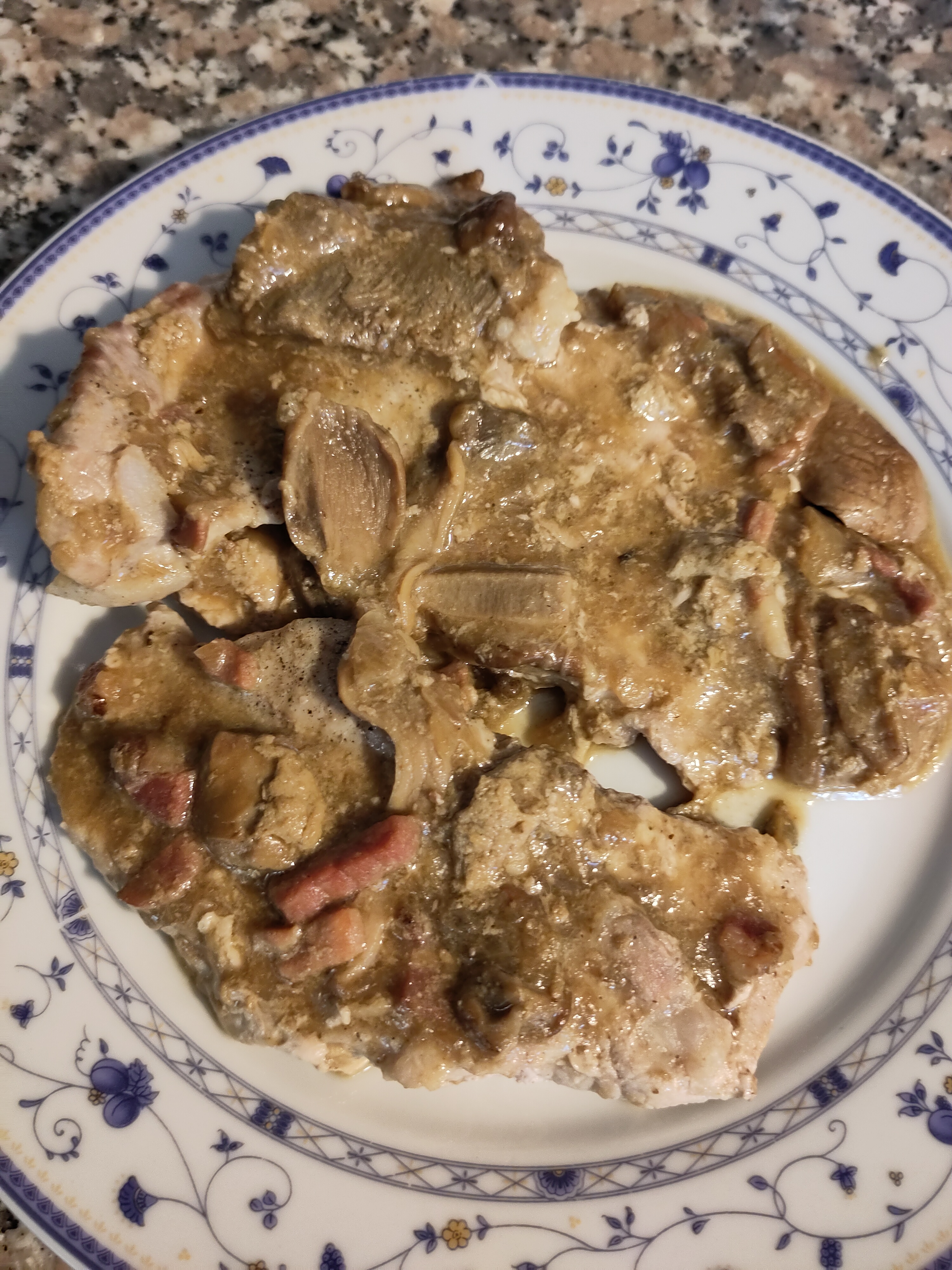 Lonza di maiale a fette con funghi porcini e speck
