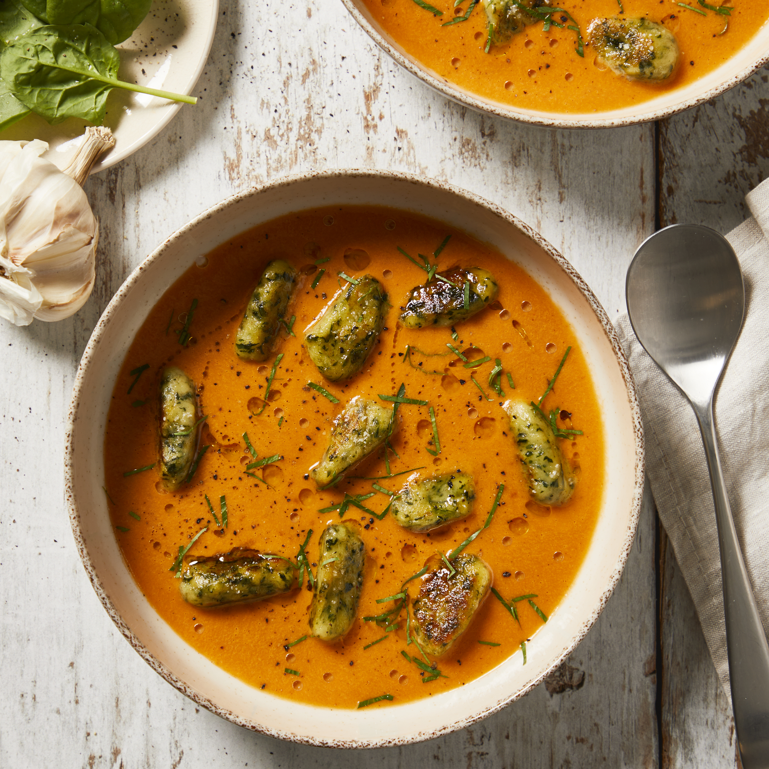 Hausgemachte Gnocchi mit Spinat und cremiger Tomatensuppe