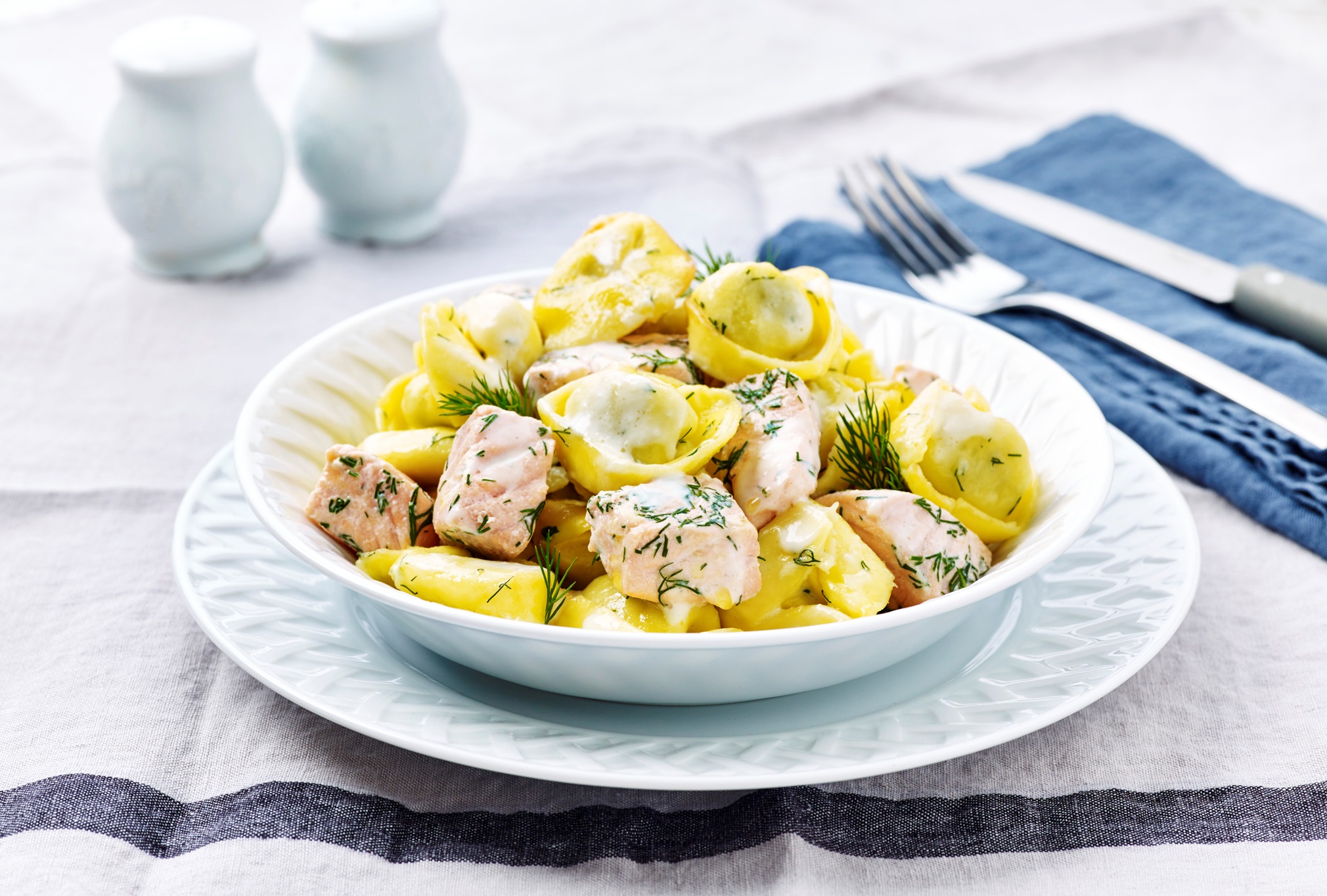 Ricotta-Spinat-Tortellini mit Lachs