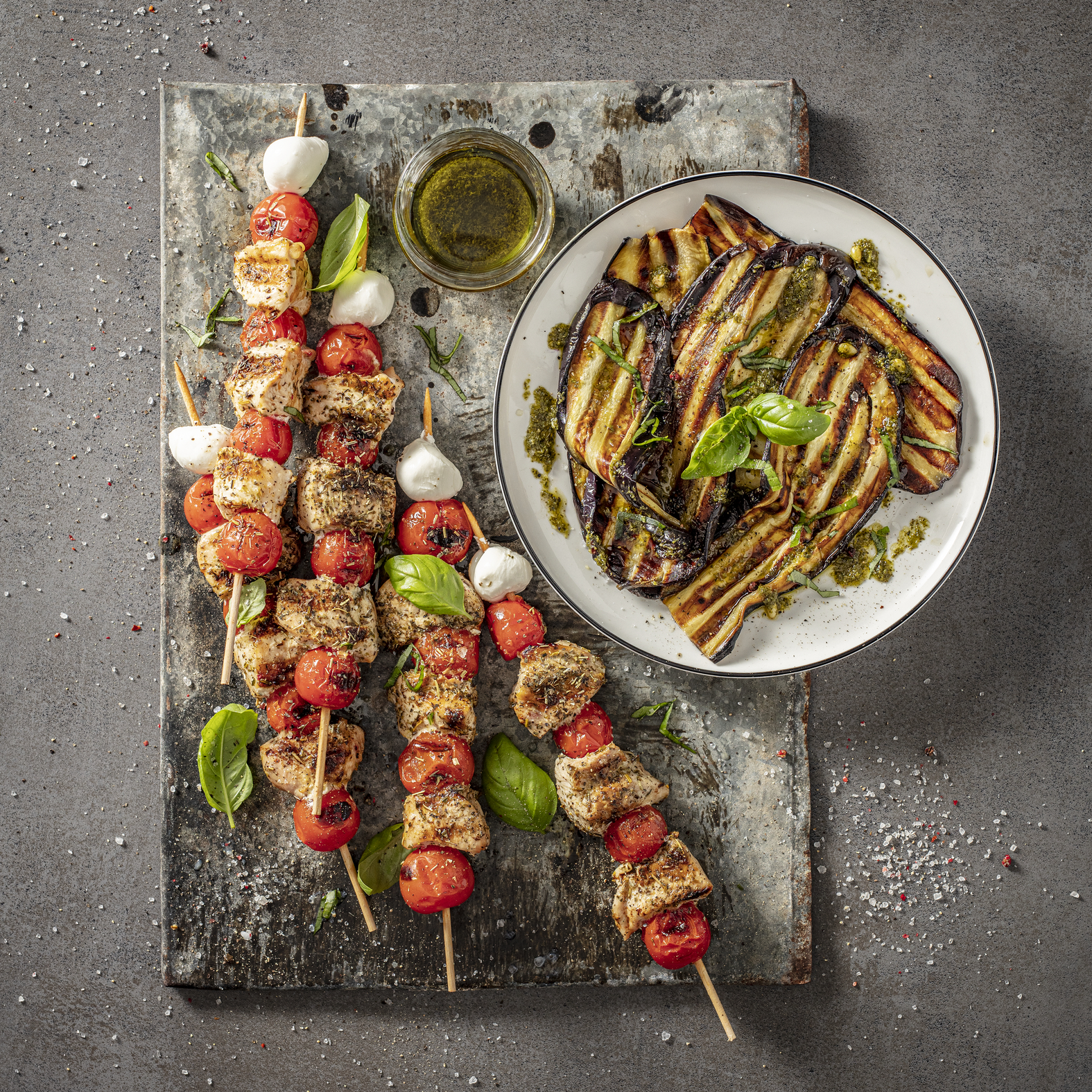Caprese kipspiesjes met gegrilde aubergines