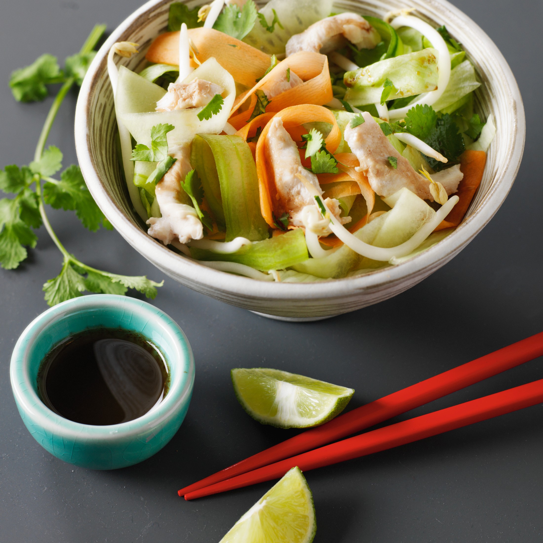 Insalata di pollo asiatica