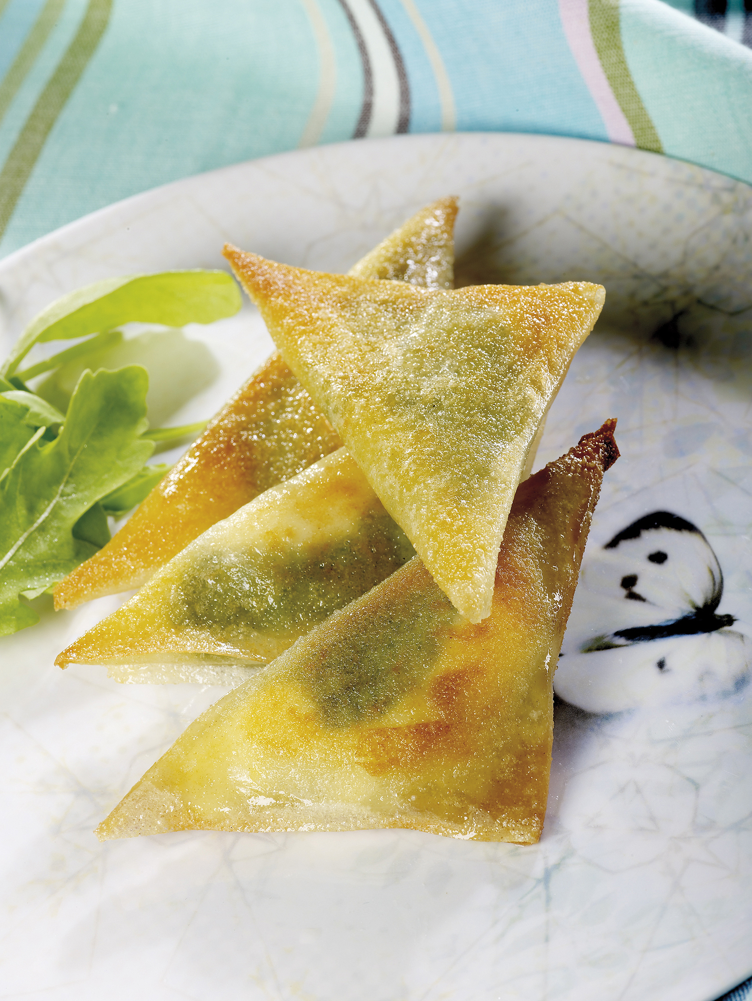 Samosas mit Ziegenkäse, Rucola und getrockneten Tomaten