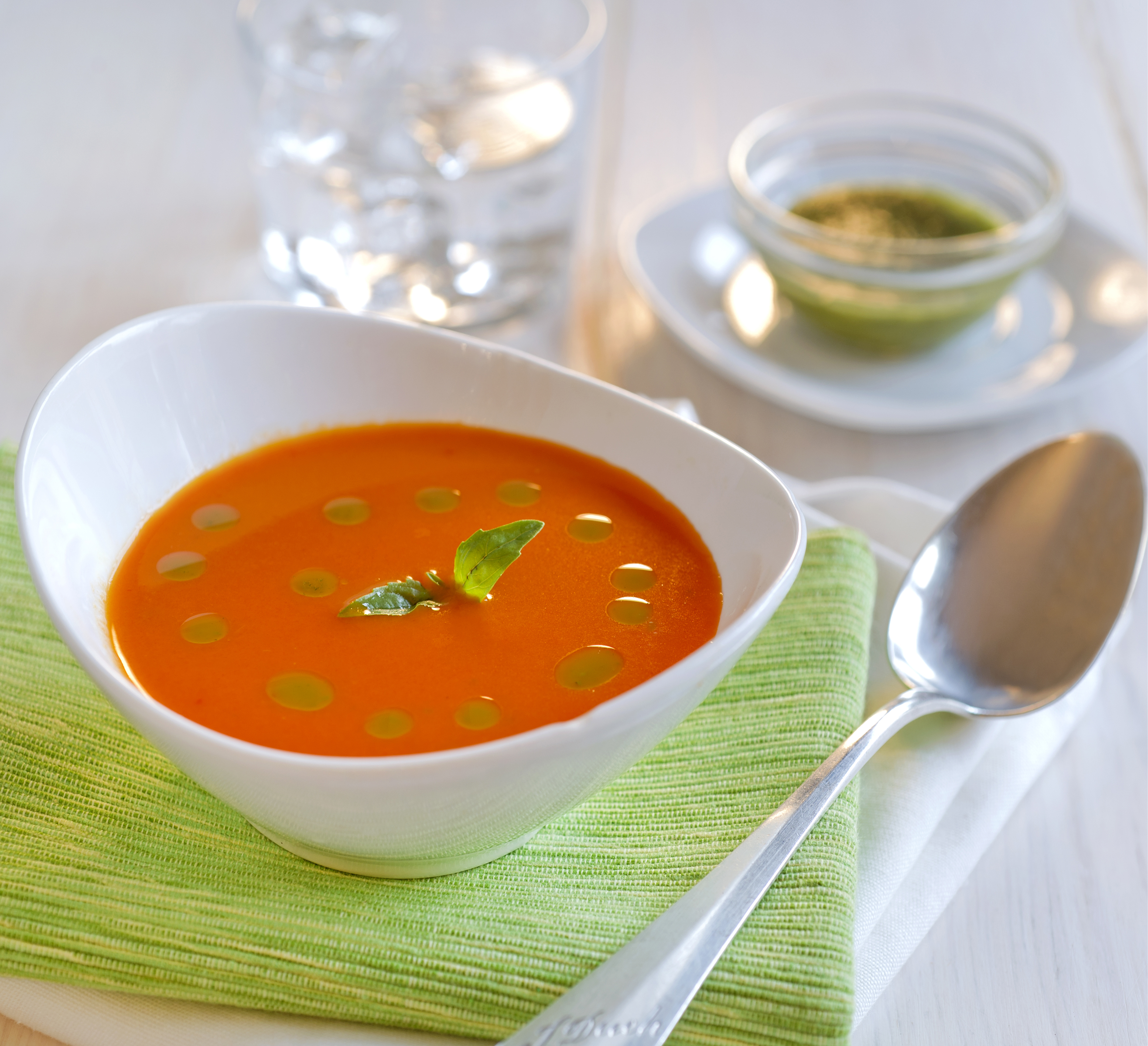 Sopa fría de tomate y albahaca