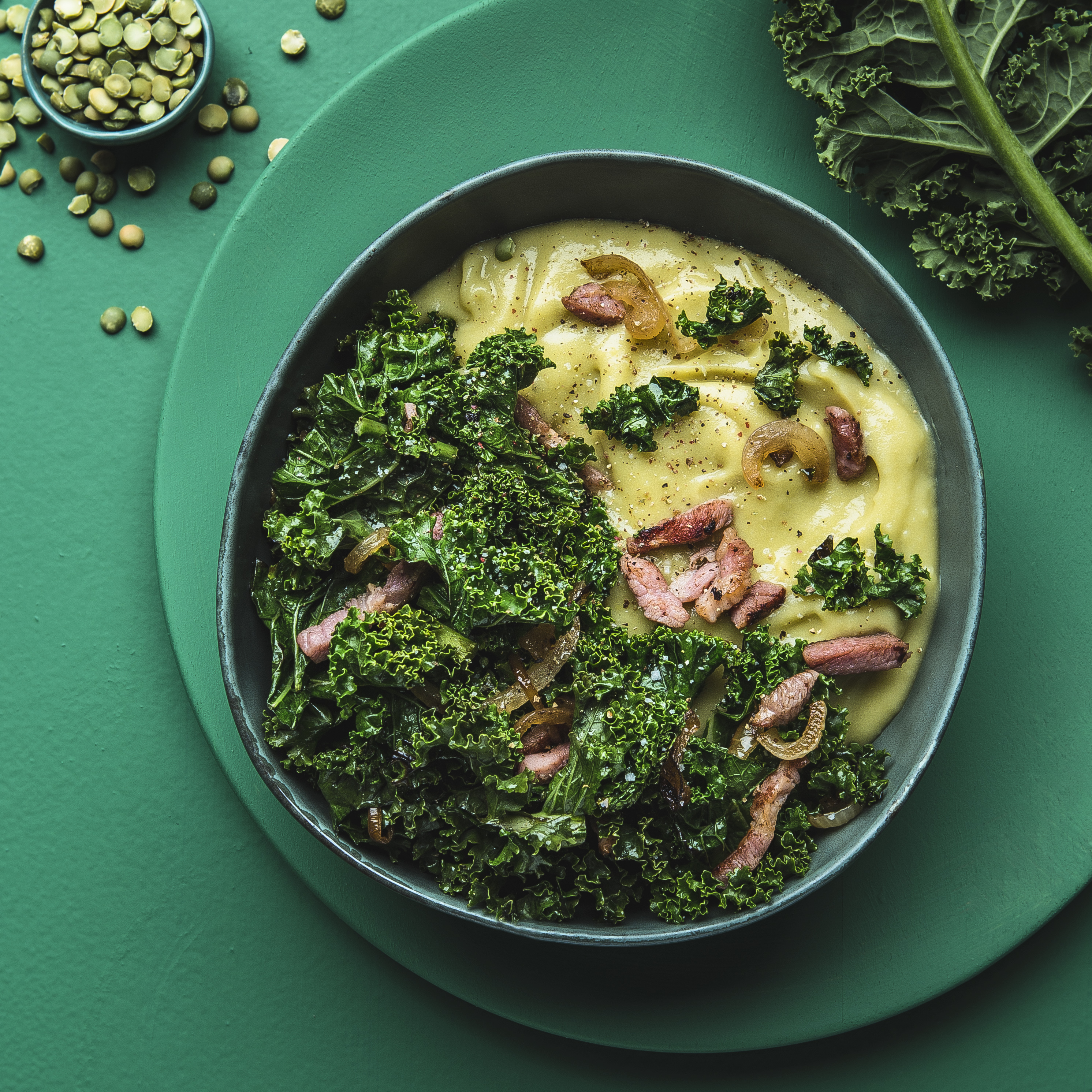 Puré de guisantes con col rizada salteada