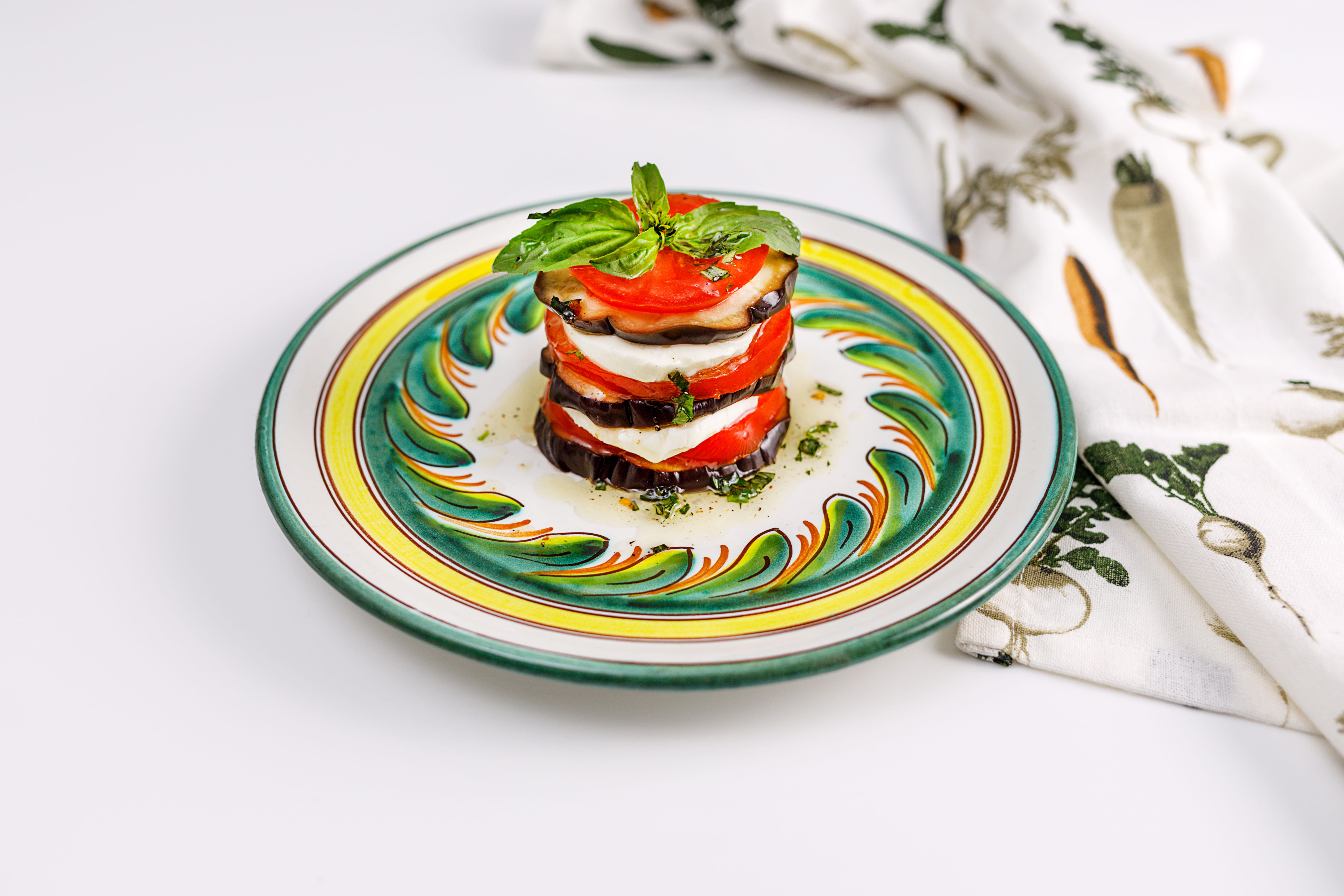 Milhojas de tomate, berenjena y mozzarella