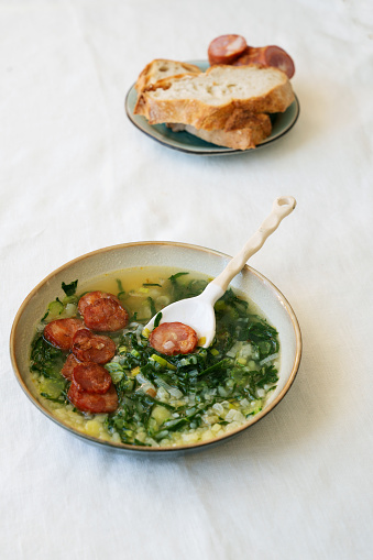 Sopa de repollo y chorizo