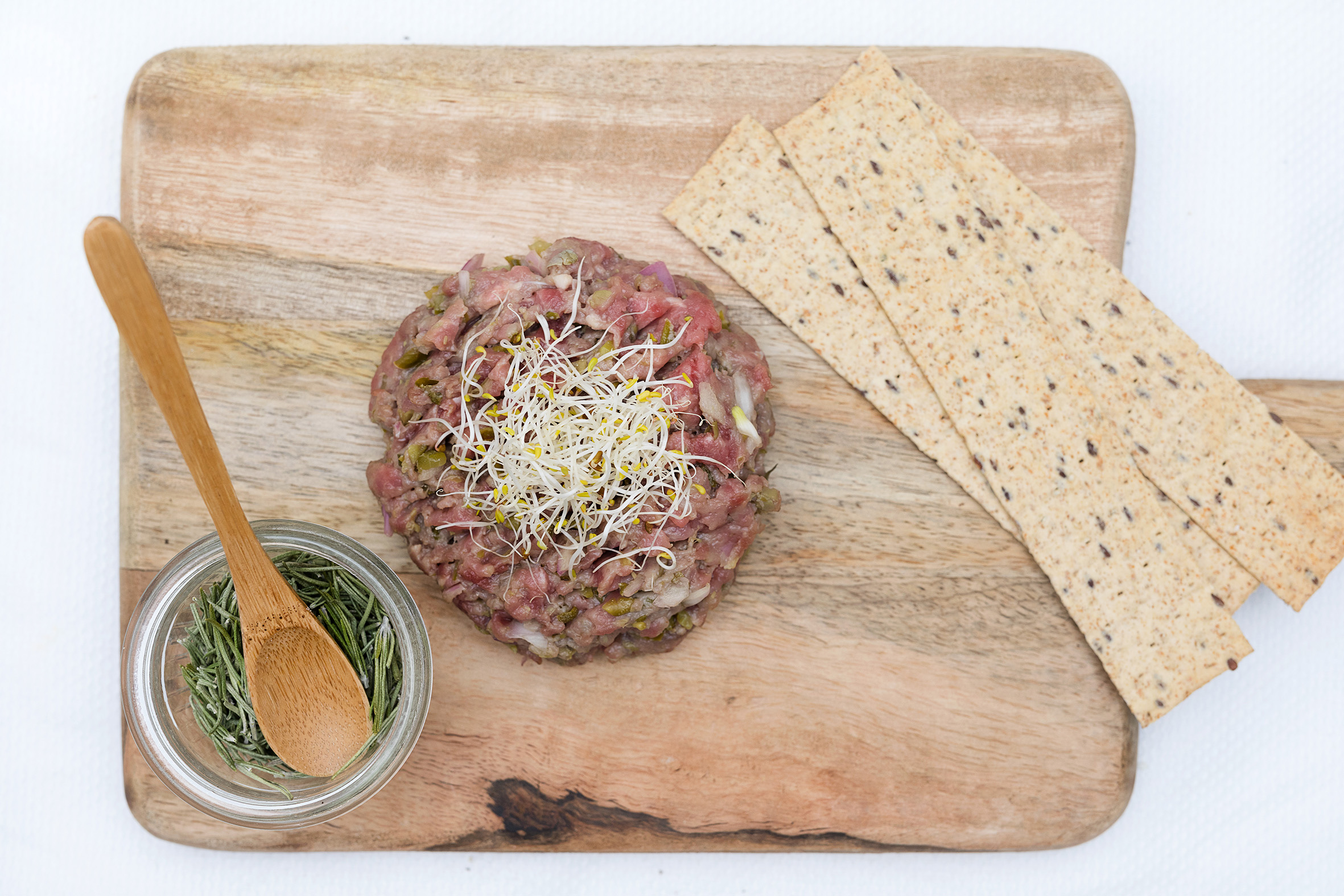 Steak tartar con tostas de centeno
