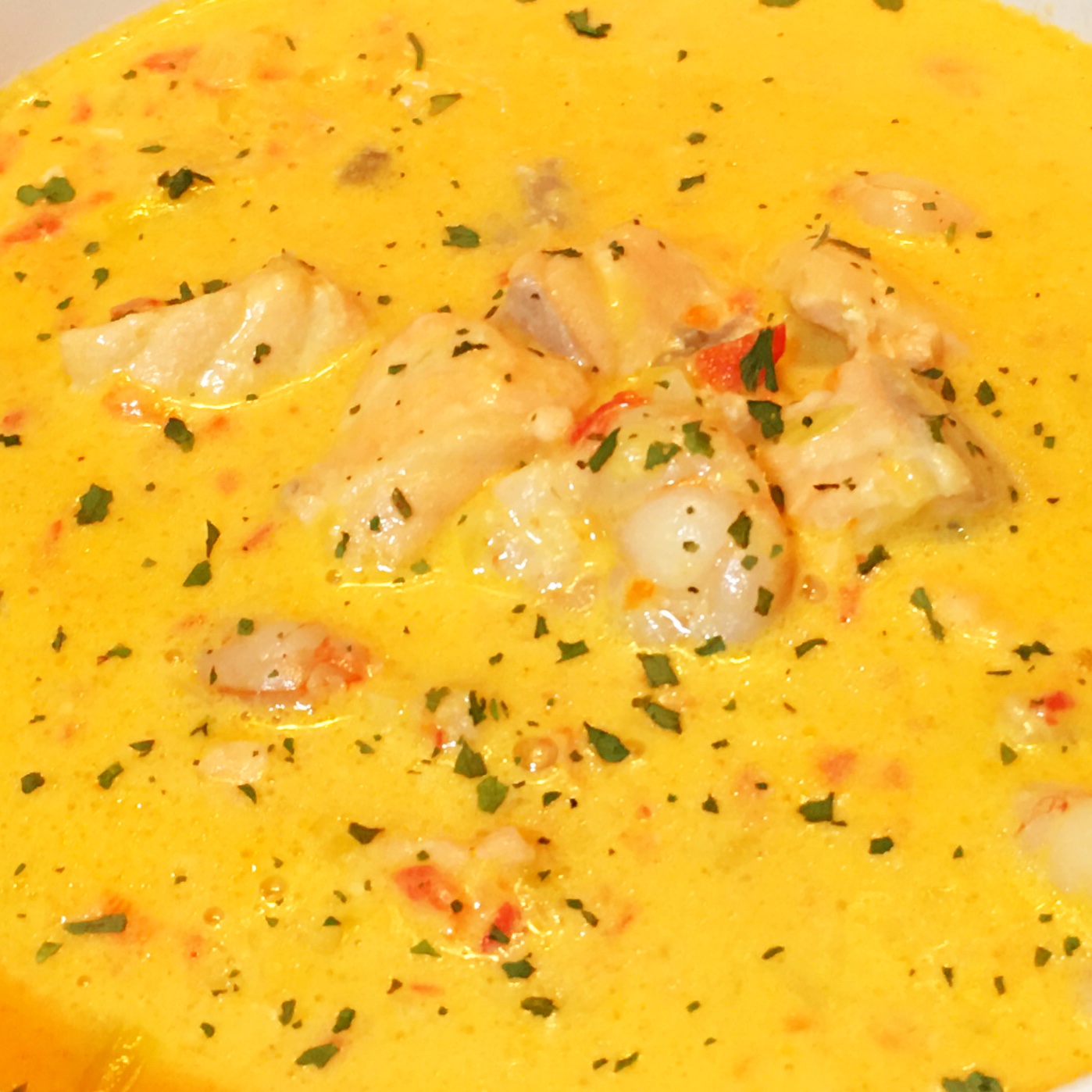 Sopa de salmón al curry (keto)