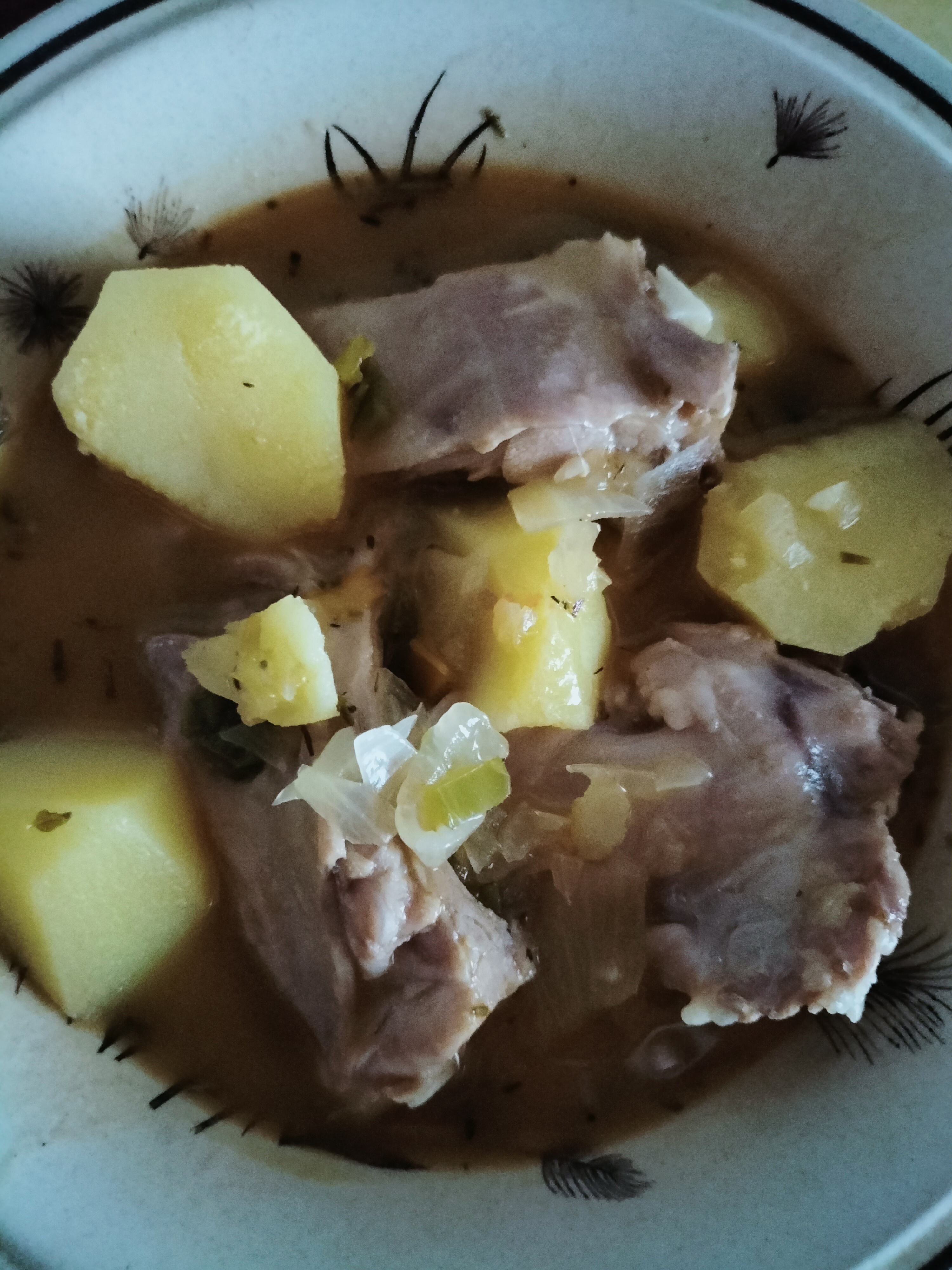 Conejo al vino guisado con patatas