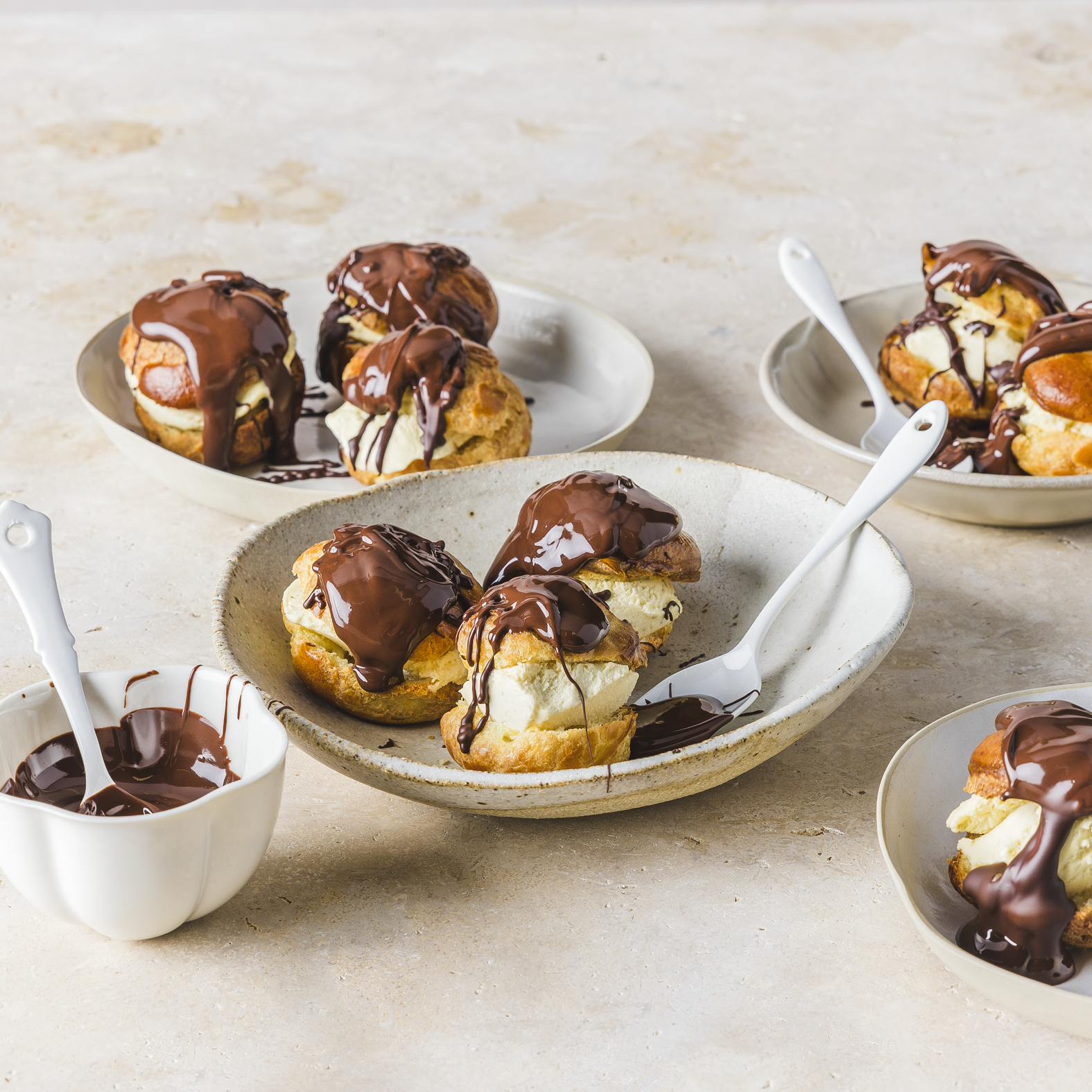 Schokoladen-Profiteroles
