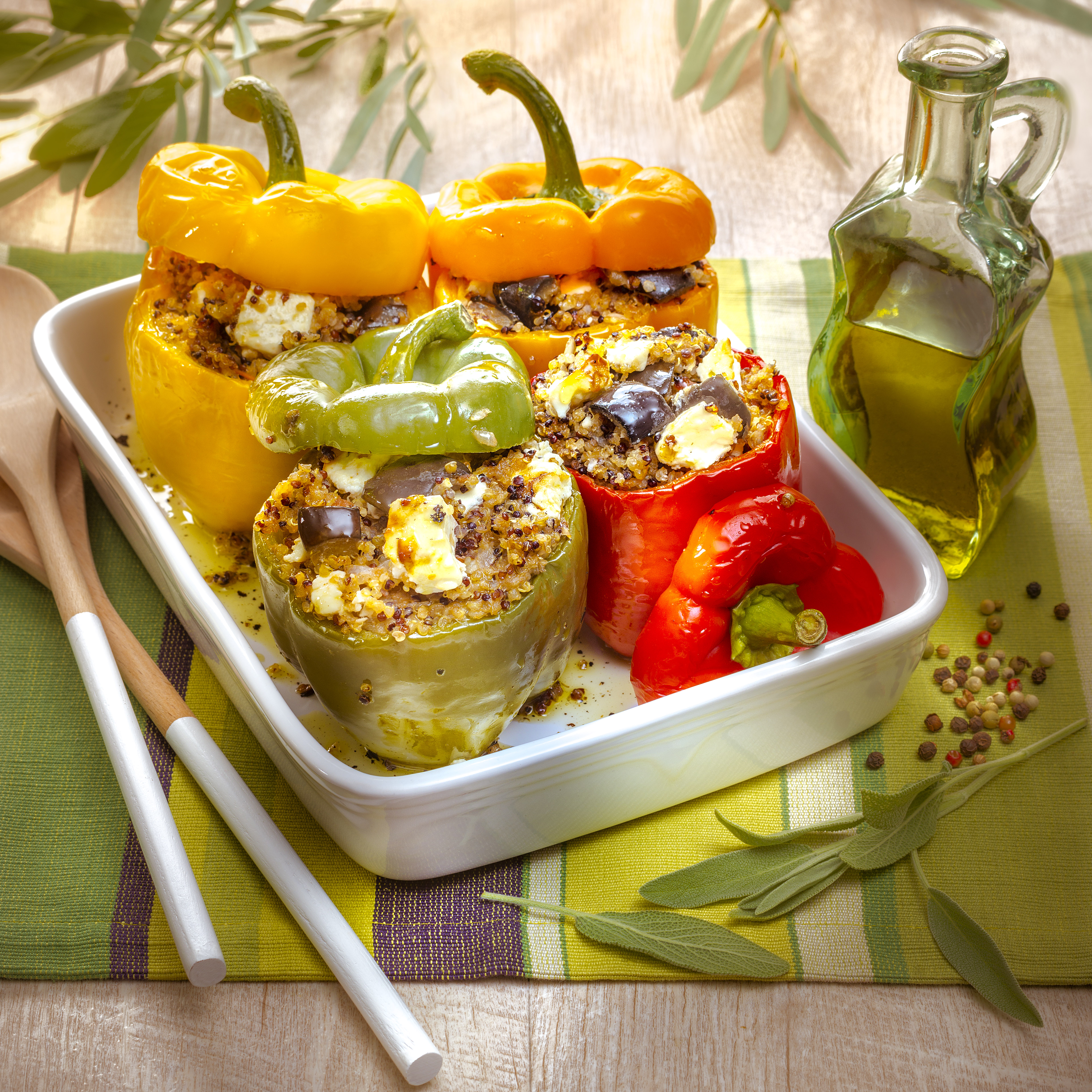 Pimientos rellenos de quinoa, berenjena y queso feta