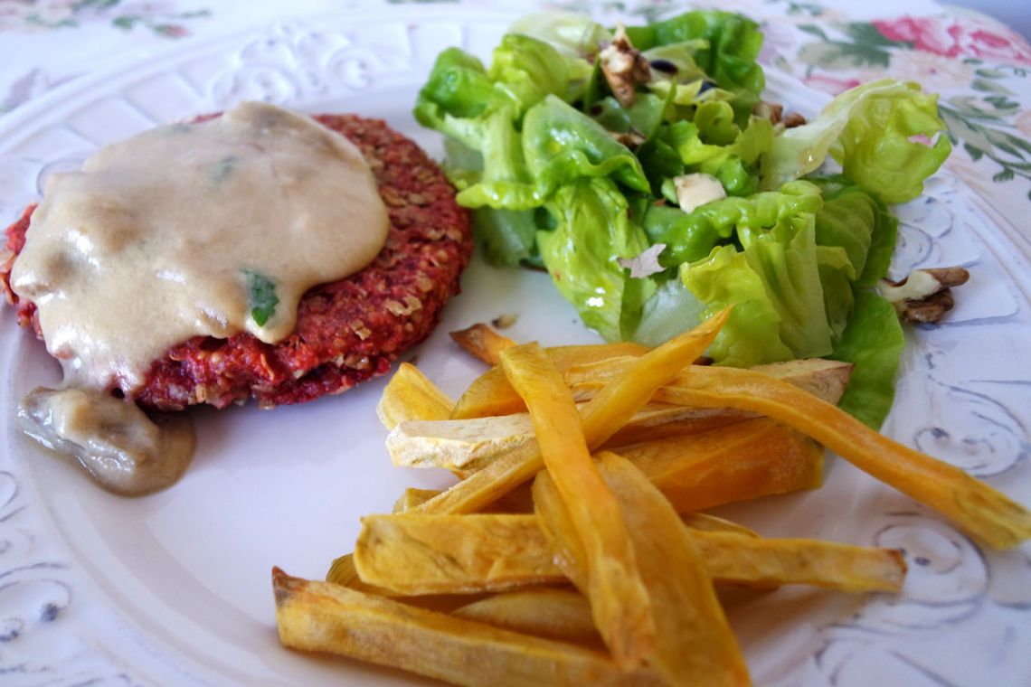 HAMBÚRGUER DE BETERRABA E QUINOA