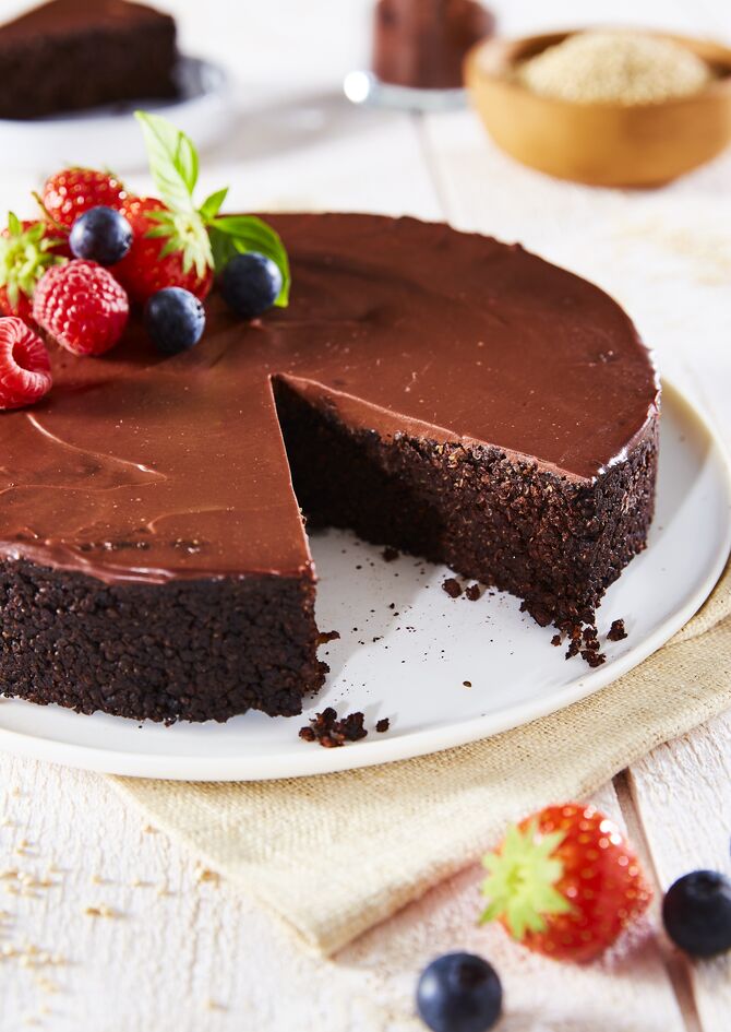 Bolo cremoso de quinoa e chocolate vegan