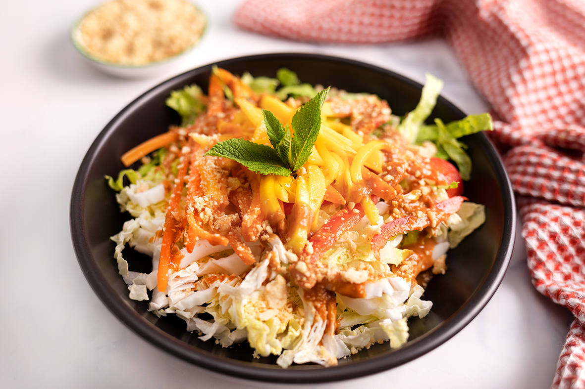 Ensalada thai con salsa de cacahuetes