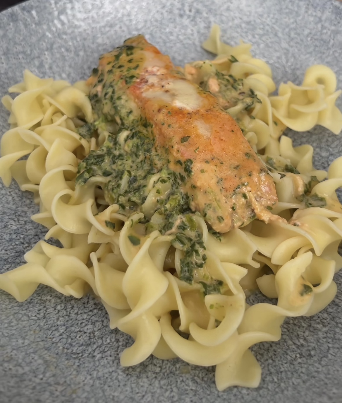 Spinatlachs mit Bandnudeln