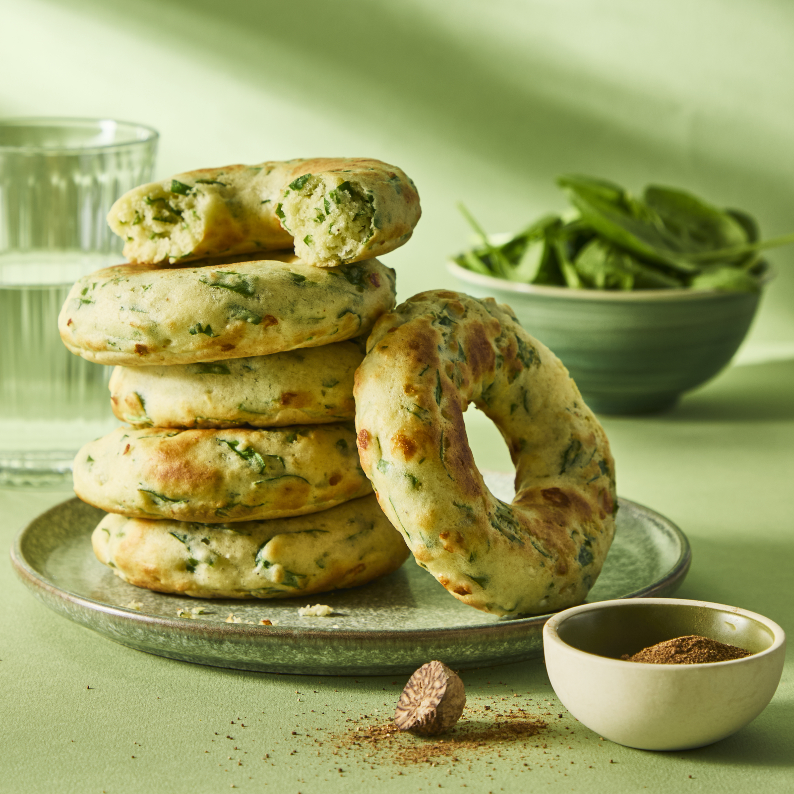 Bagel im Kuchenstil mit Spinat und Feta