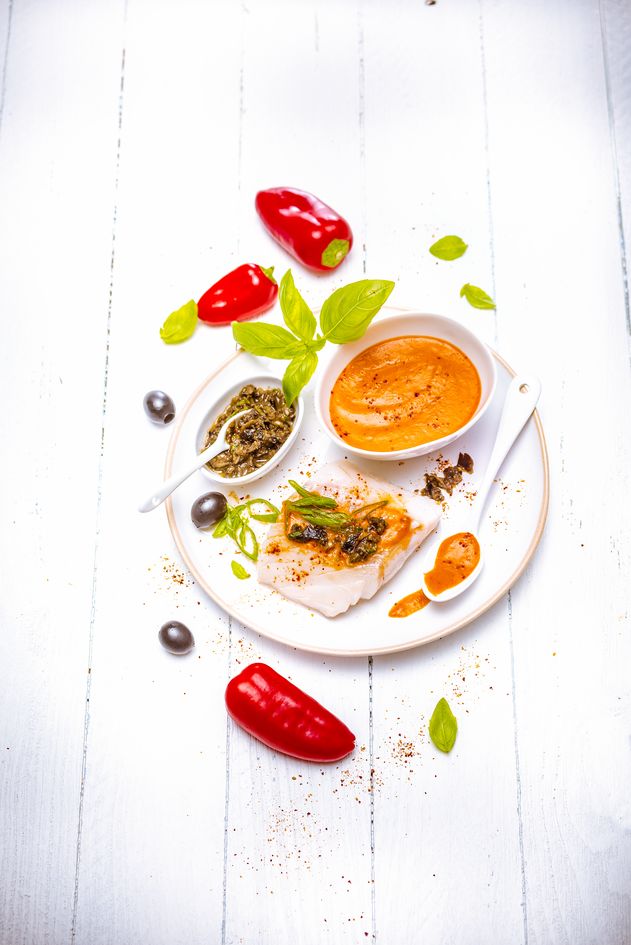 Coulis de pimientos con vinagre balsámico y aceitunas negras trituradas con albahaca