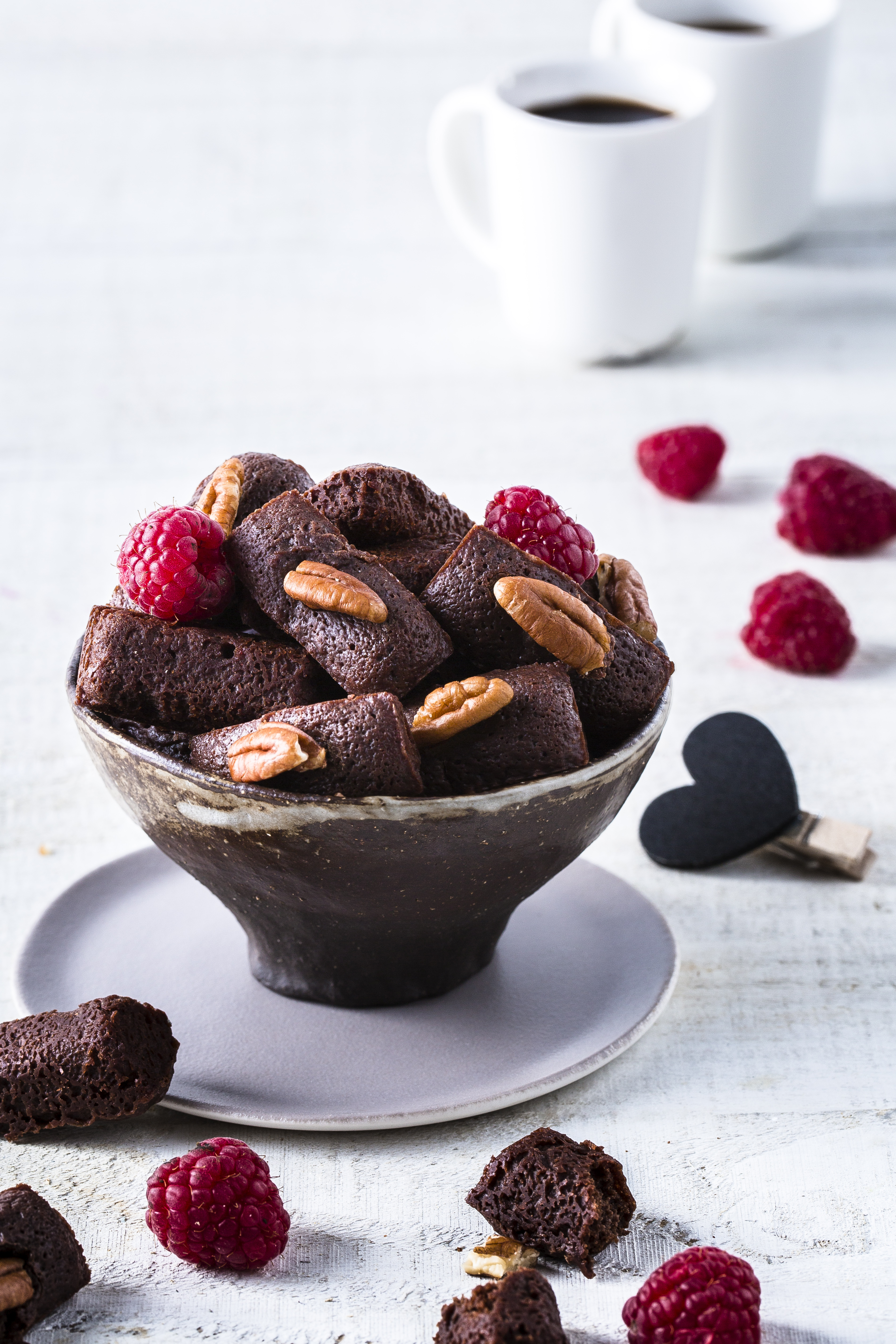 Vegan vloeibare mini-chocoladecakejes met pecannoten