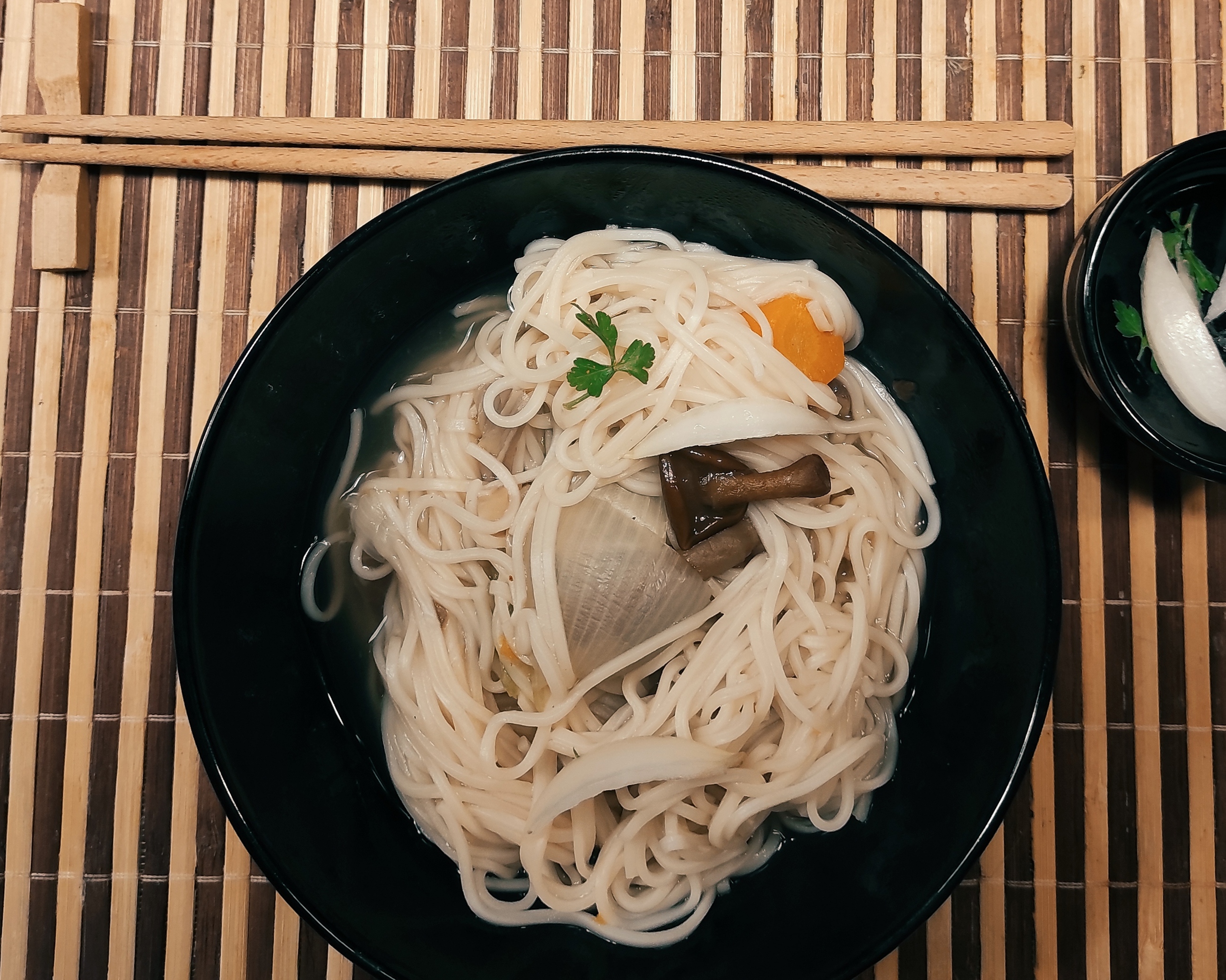 Noodles in brodo alle verdure