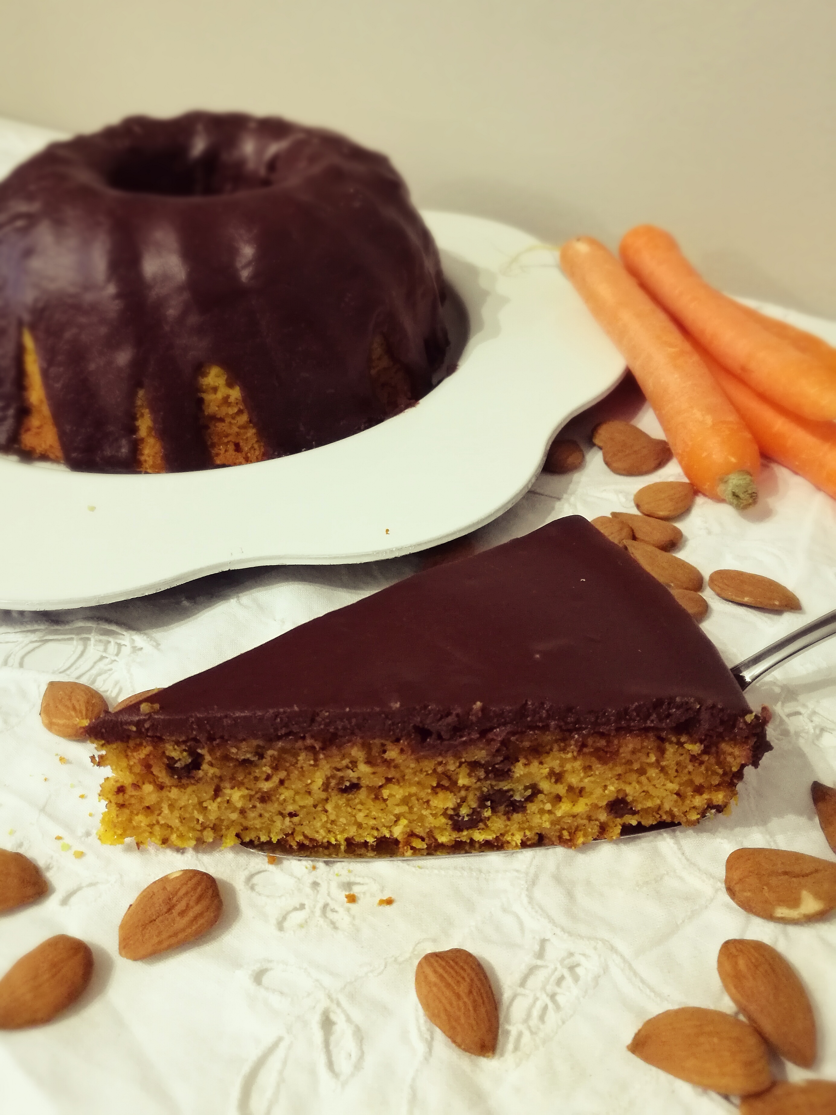 Torta alle carote, mandorle e cioccolato