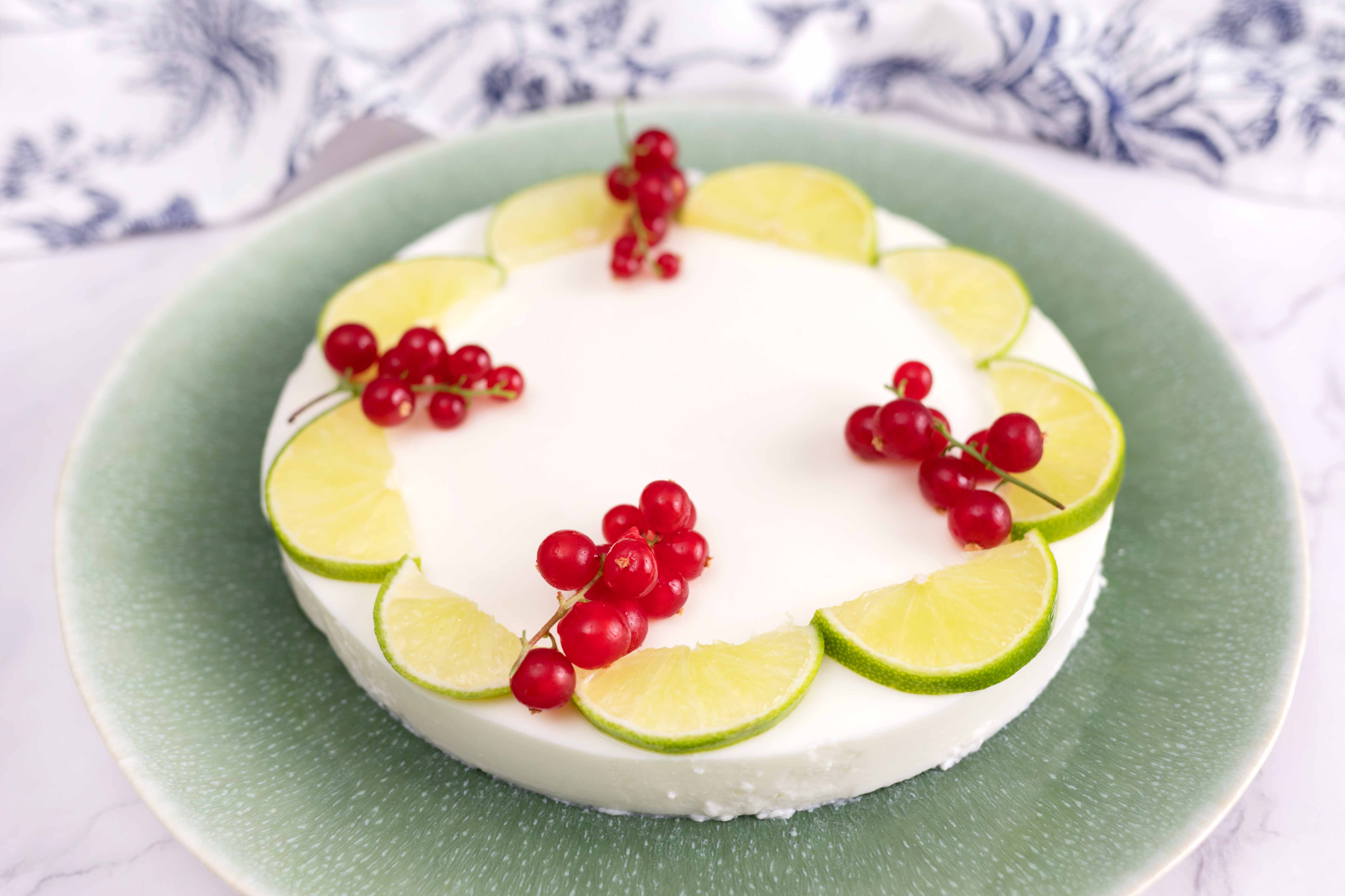 Tarta semifría de yogur, lima y grosellas