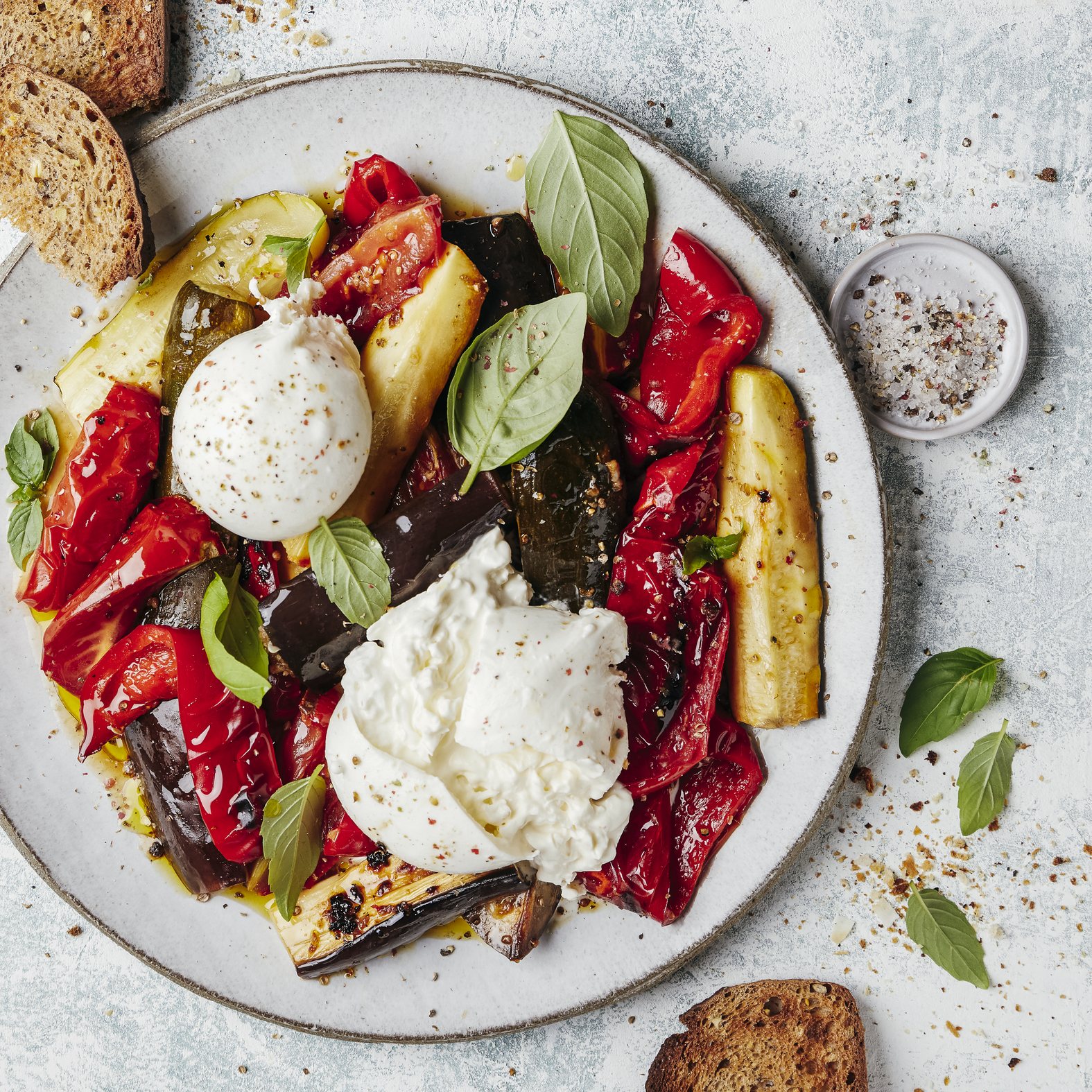 Verduras de verano asadas con burrata