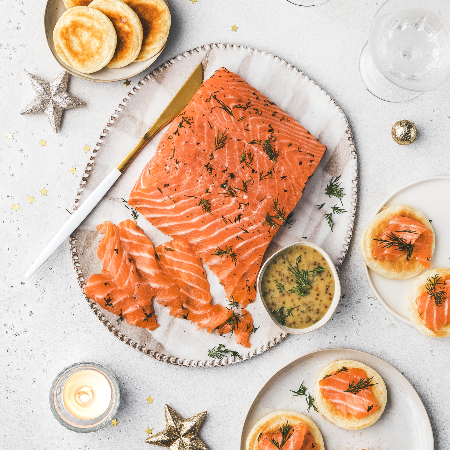 Blinis, salmón gravlax y salsa de mostaza