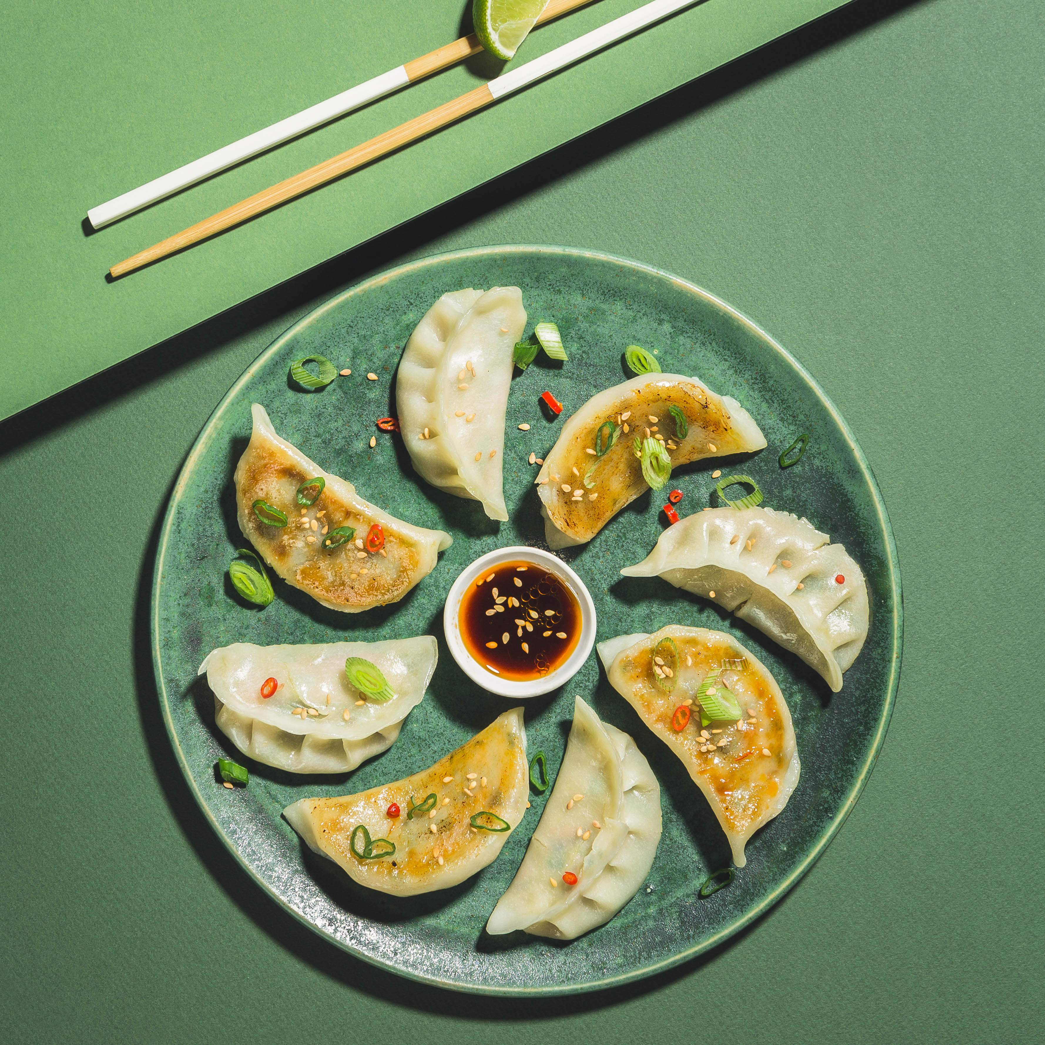 Vega gyoza's met tofu en sesam-soja dressing