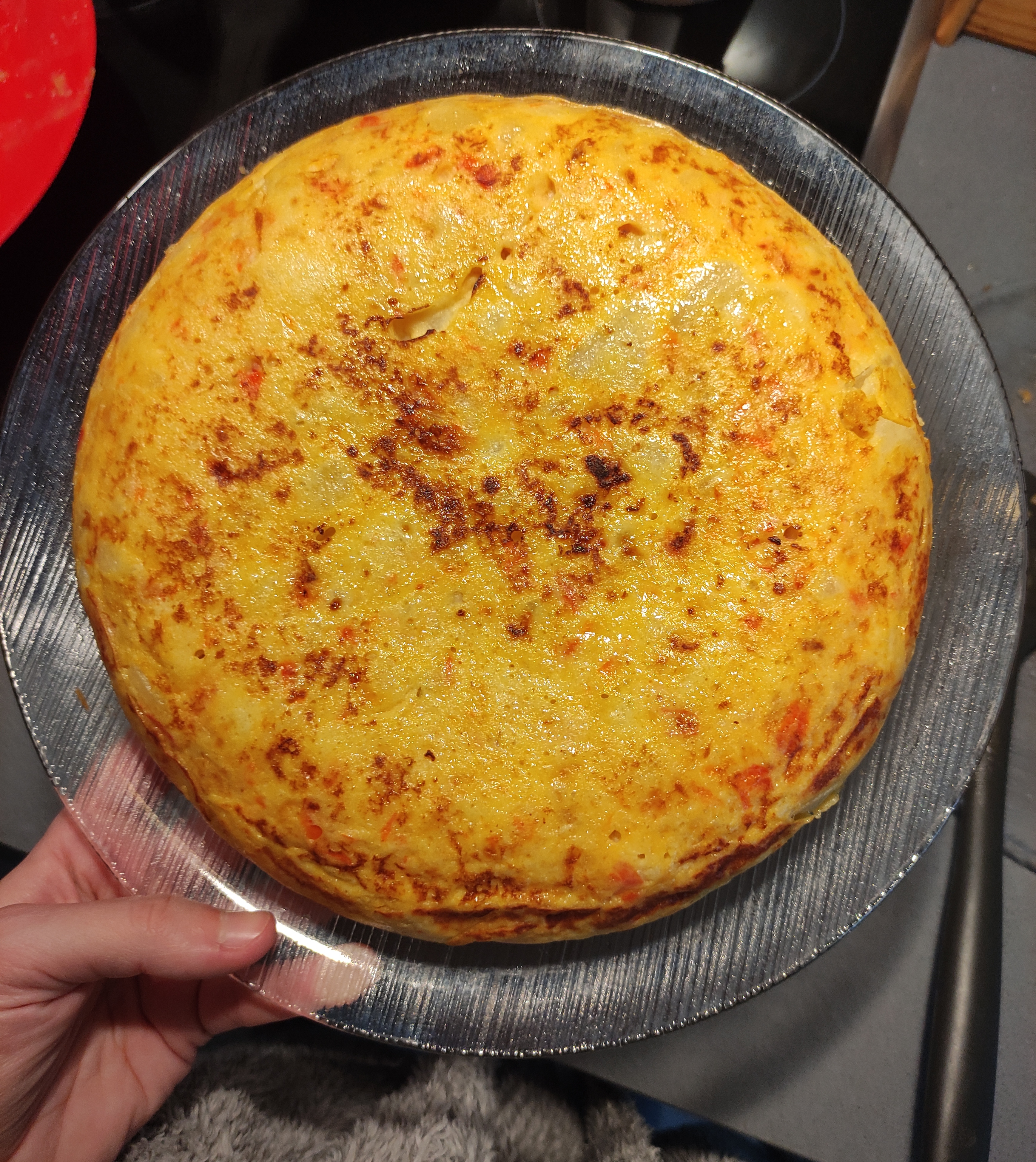 Tortilla de patatas saludable con cebolla y pimiento rojo