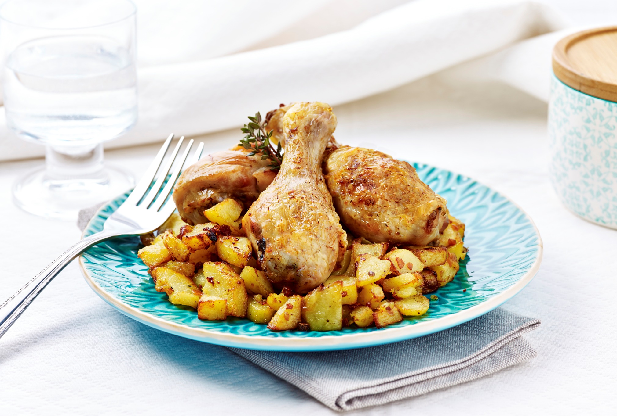 Hähnchenkeulen mit kleinen Kartoffelspalten