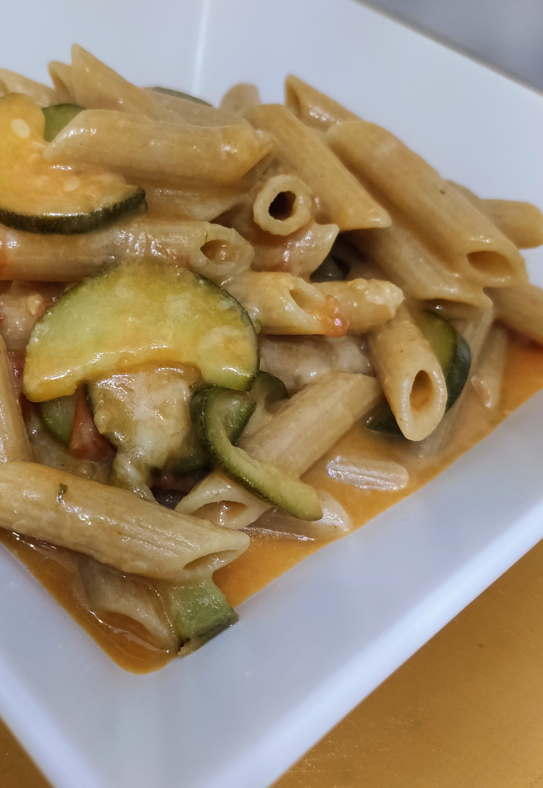Pasta integrale con pomodorini zucchine e pecorino