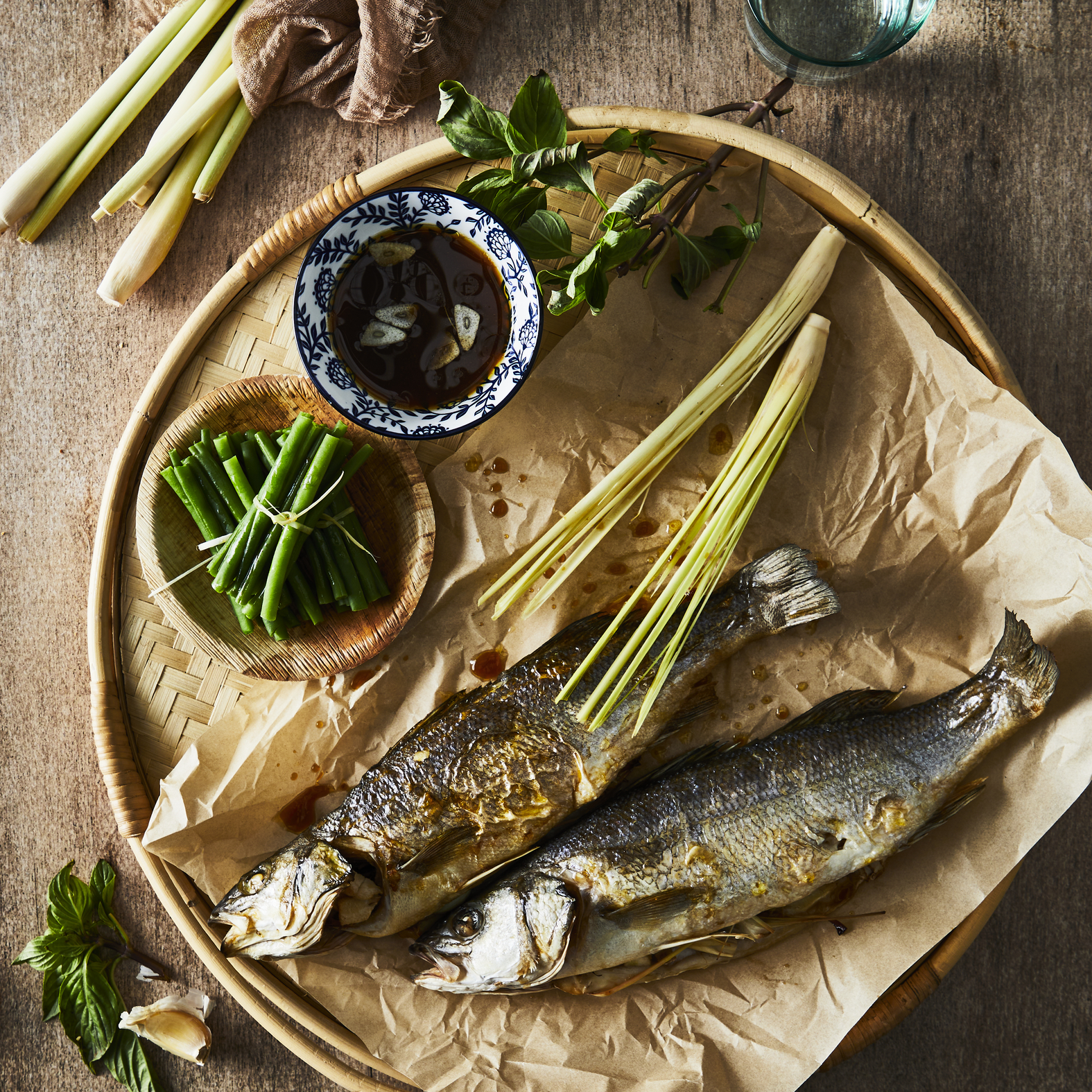 Ganzer gebratener Wolfsbarsch mit Fischsauce