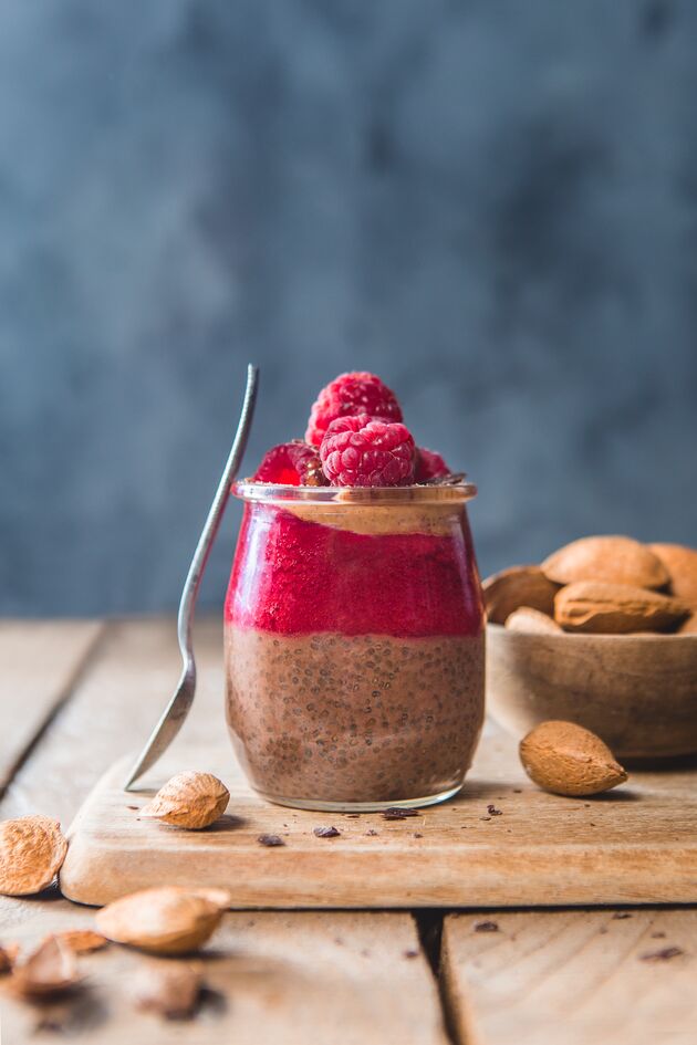 Pudding aus Schokolade, Chia und Himbeeren