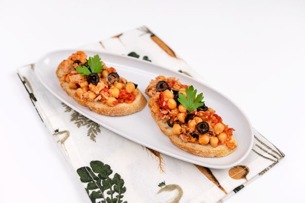 Tostas de garbanzos, aceitunas negras y atún