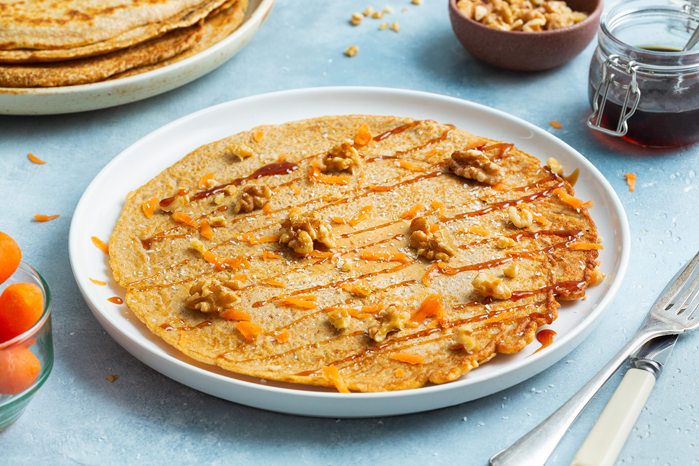 Wortel-kokos pannenkoeken met kaneel en walnoten