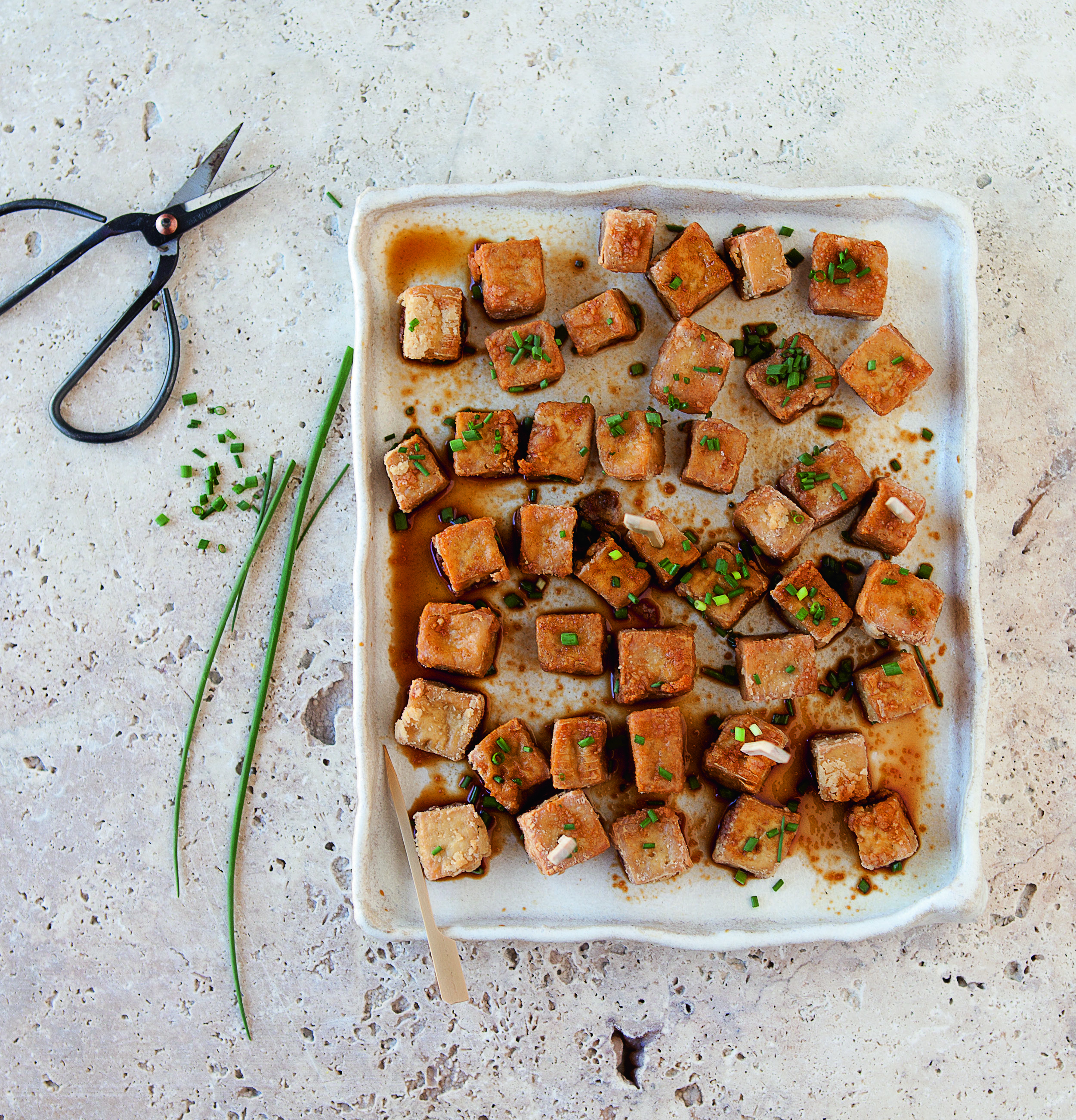 Gebratene Tofuwürfel mit Sojasoße