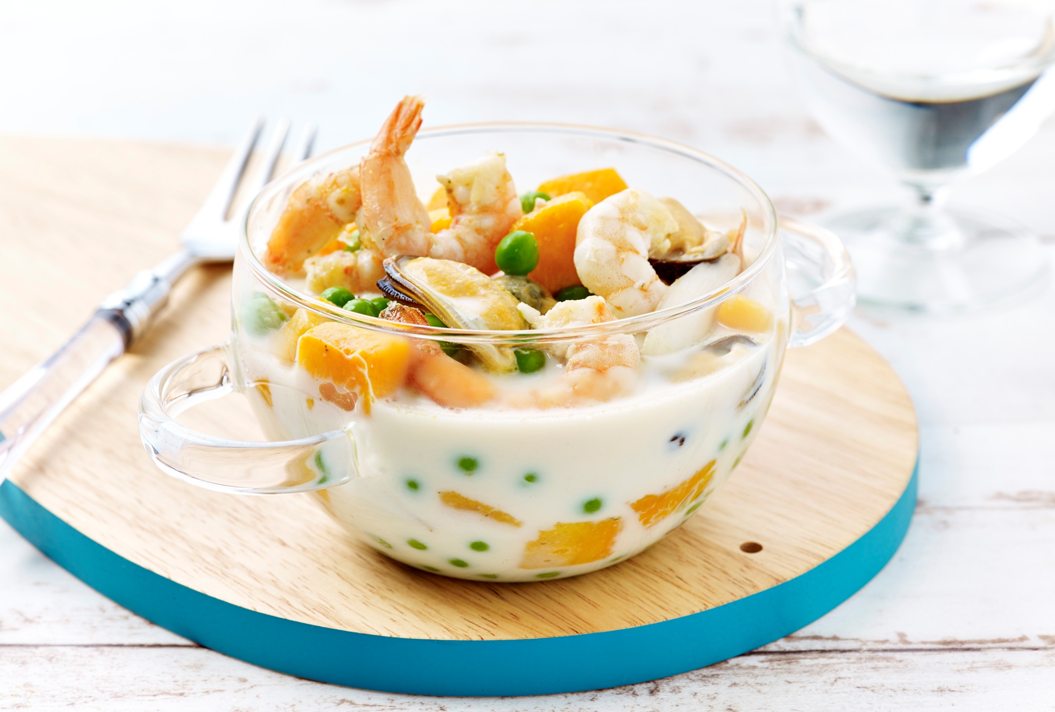 Kürbissuppe mit Muscheln und Garnelen